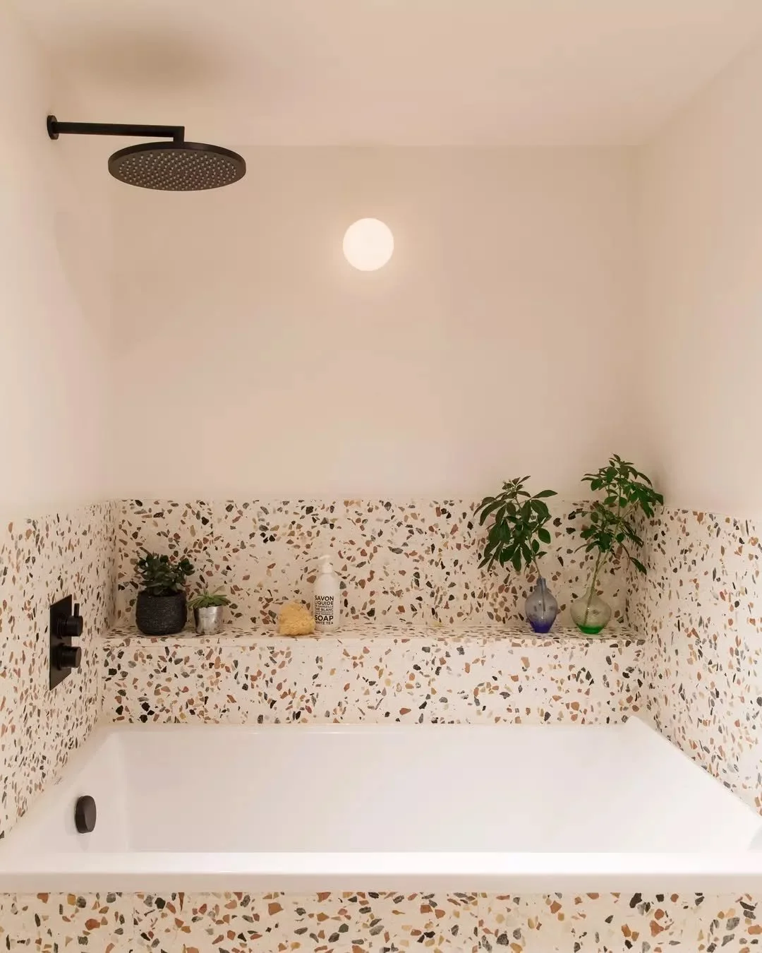 Hello pretty bathroom 👋🏻 This space is one of our all time favorites! We increased the floor space to add this shower/bath combo, created custom terrazzo surround plus shelf and used Moroccan Tadelakt to add texture and waterproofing. 
Feeling the 