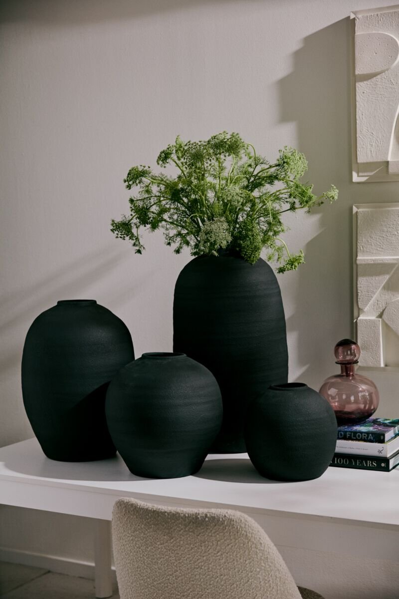 Konos Vases - black.jpg