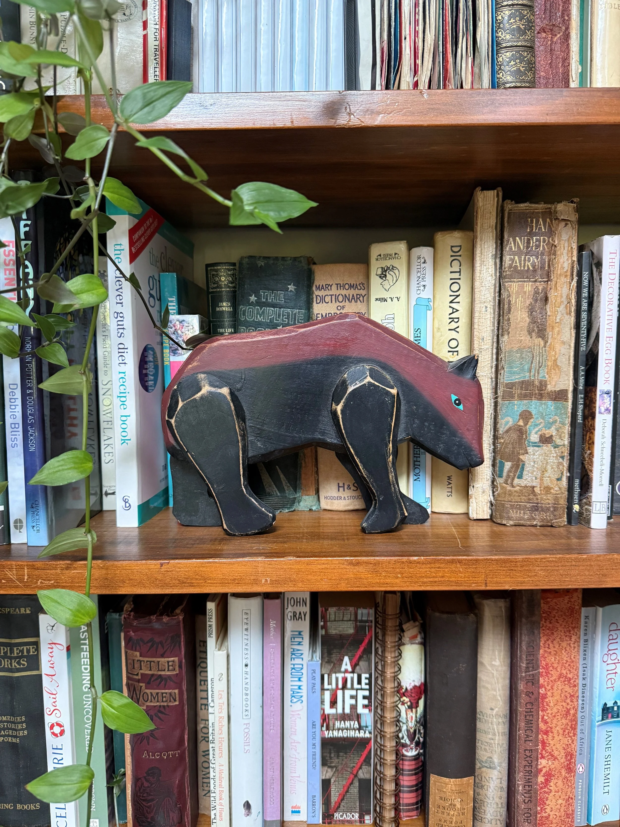 How to Style a Curated Bookshelf the Pupsi Home Way