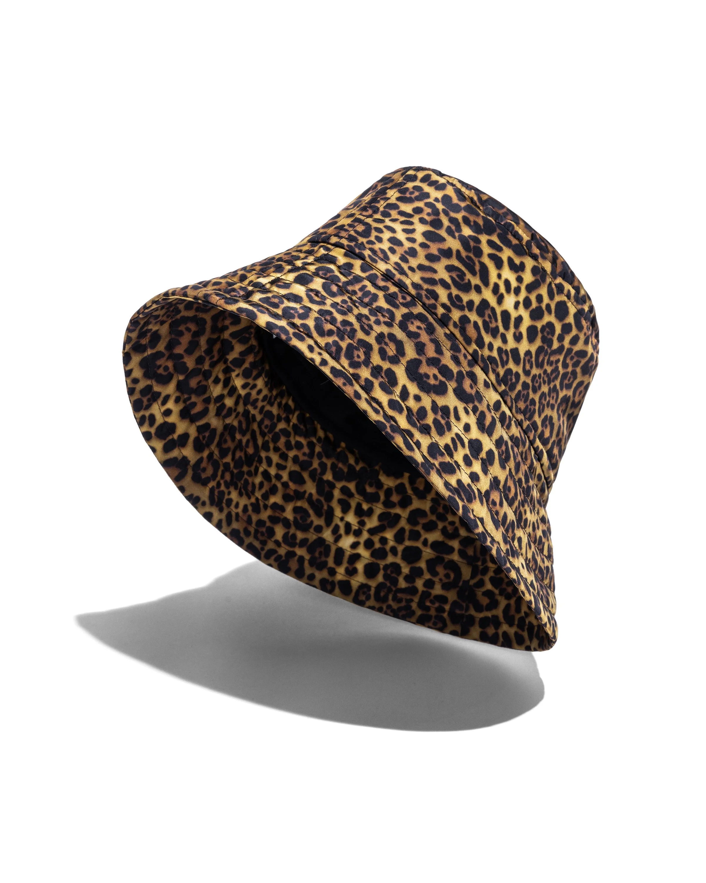 Bonnet avec motif léopard, posé sur un fond blanc, avec ombre portée.