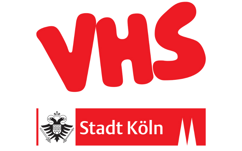 Das Logo der Stadt Köln mit roten Buchstaben 'VHS' und dem Wappen von Köln darunter.