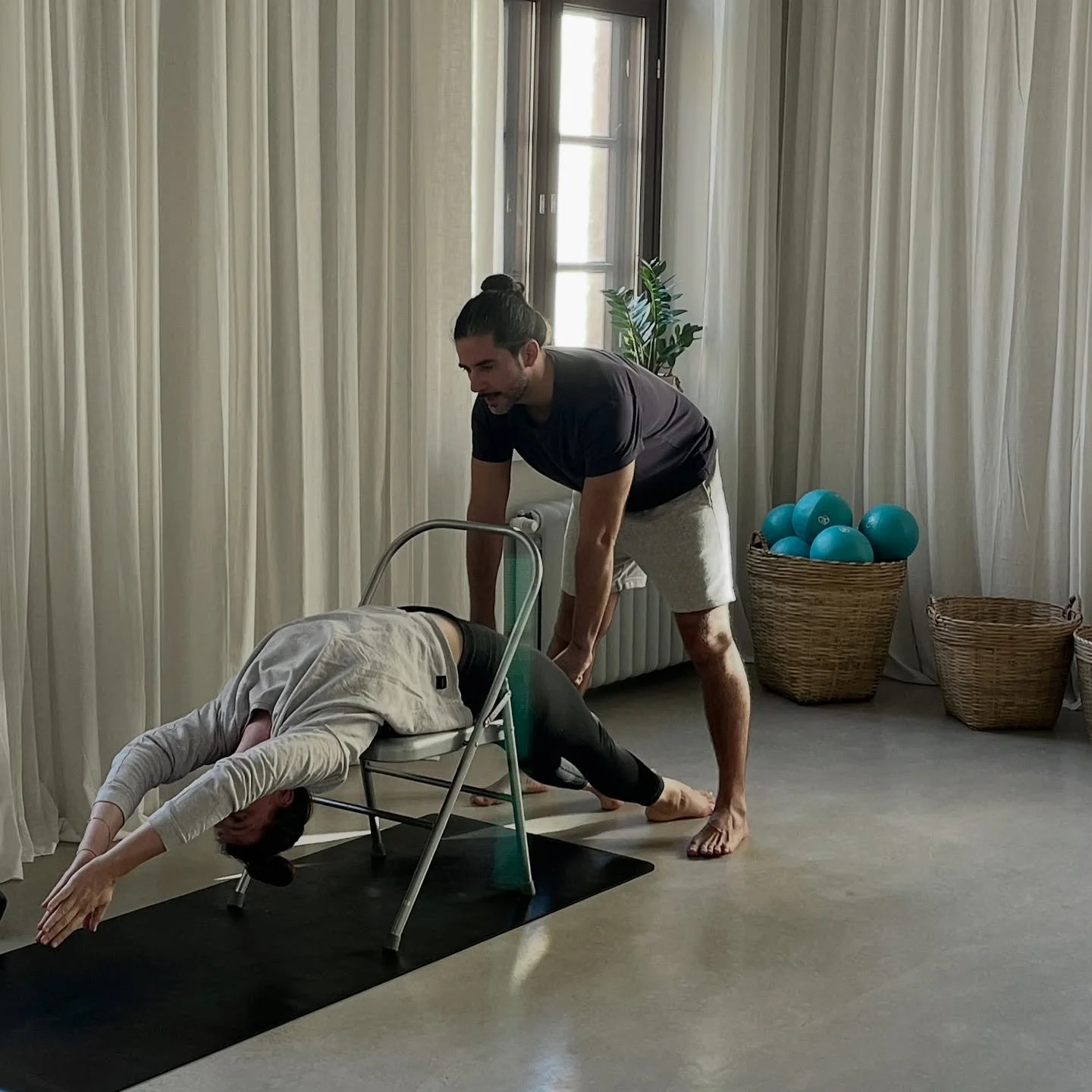 Some photos from the workshop “Release: Neck, Shoulders, Upper Back” with @gabomcav. In the workshop we used the support of props to learn effective movements to bring freedom and relief to the upper body. We also explored why tension col