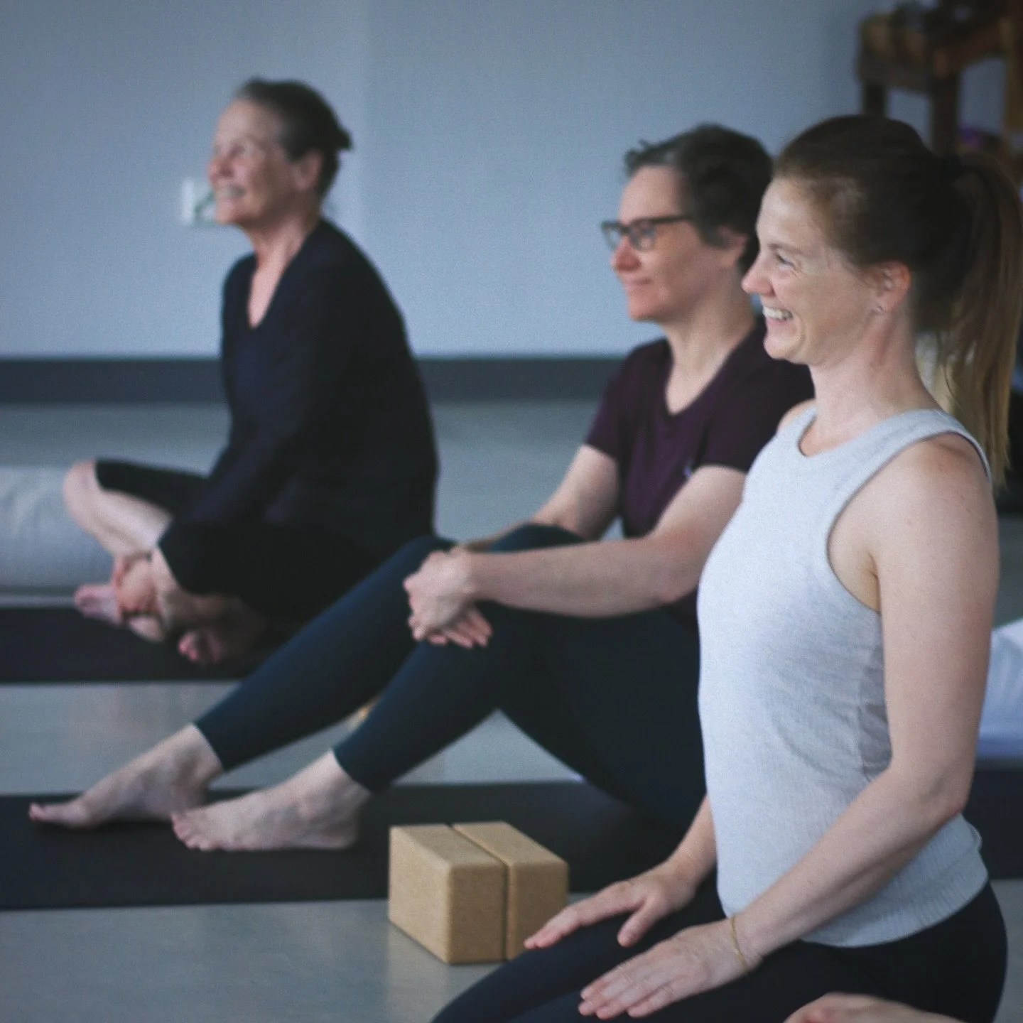 Oh my heart is full when I see photos like this. We have such an amazing community at Studio Nada. You are welcome to join us, showing up is 95% of the practice. 🤍 
Voi, sydämeni täyttyy ilosta, kun näen tällaisia kuvia. Meill&a