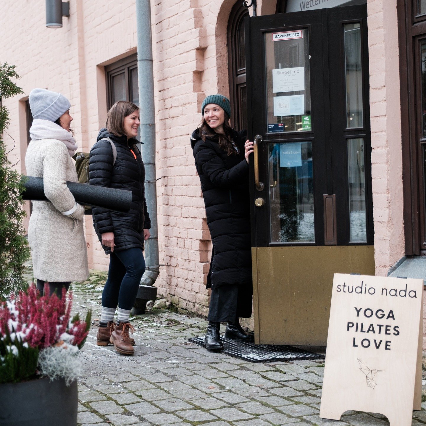 Hei naapuri 💞

Vuoden l&auml;hestyess&auml; loppuaan monet meist&auml; etsiv&auml;t merkityksellisi&auml; tapoja kiitt&auml;&auml; tiimej&auml;&auml;n ja tukea heid&auml;n hyvinvointiaan &ndash; erityisesti kiireisen lomakauden aikana.

Studio Nada 