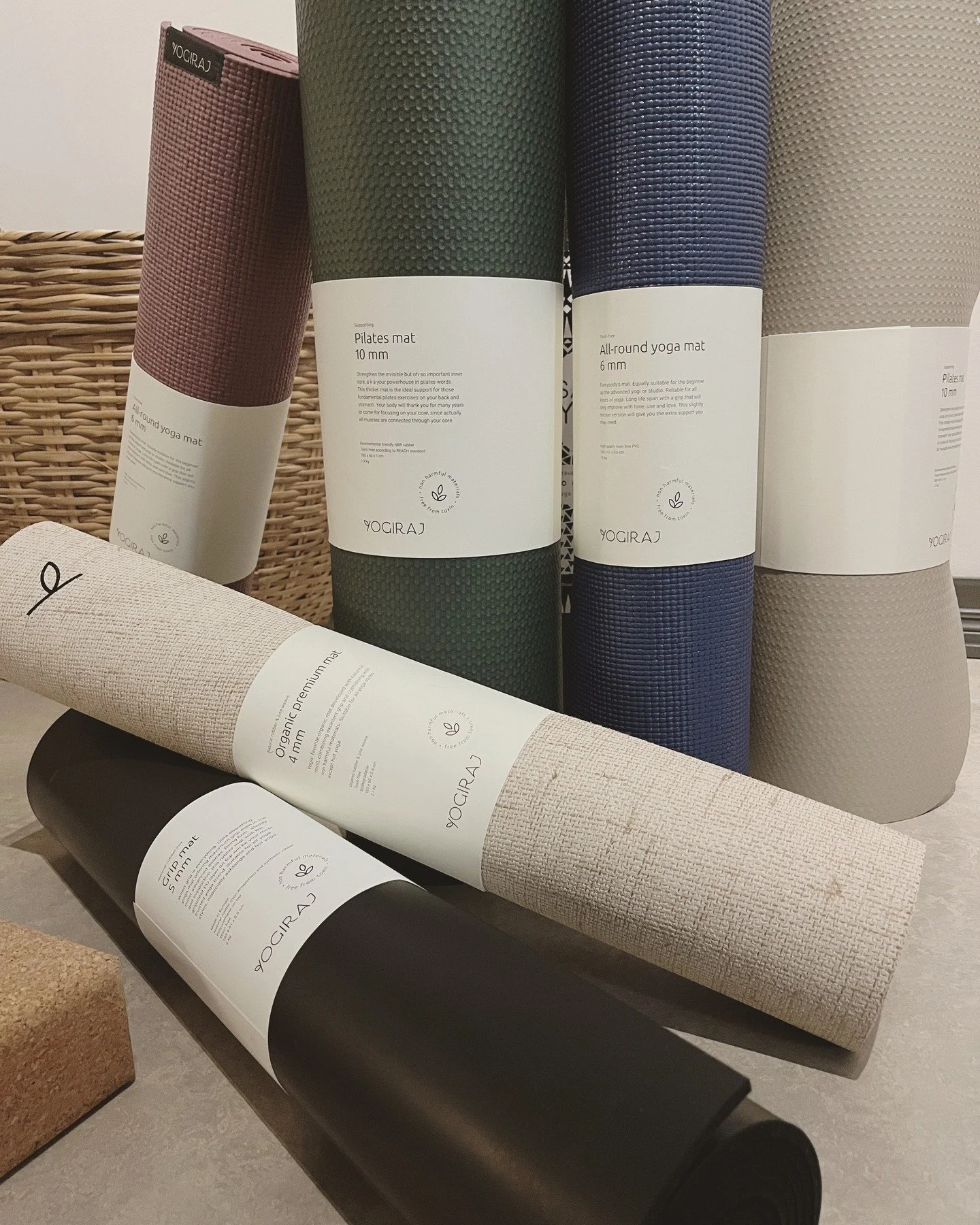 Erilaiset jooga- ja pilatesmatot, onko niill&auml; oikeasti v&auml;li&auml;?

Varustimme studion tuoreella valikoimalla jooga- ja pilatesmattoja eri v&auml;reiss&auml;. Tule nappaamaan suosikkisi seuraavalla kerralla, kun olet studiolla! Lis&auml;pid