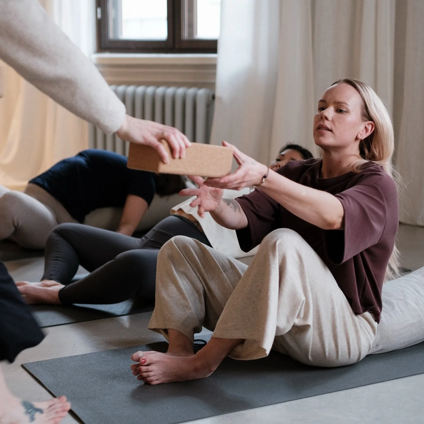 Friends don&rsquo;t let friends Supta Baddha Konasana without blocks. 

#suptabaddhakonasana #yogaprops #jooga #joogah&auml;meenlinna #yogafinland