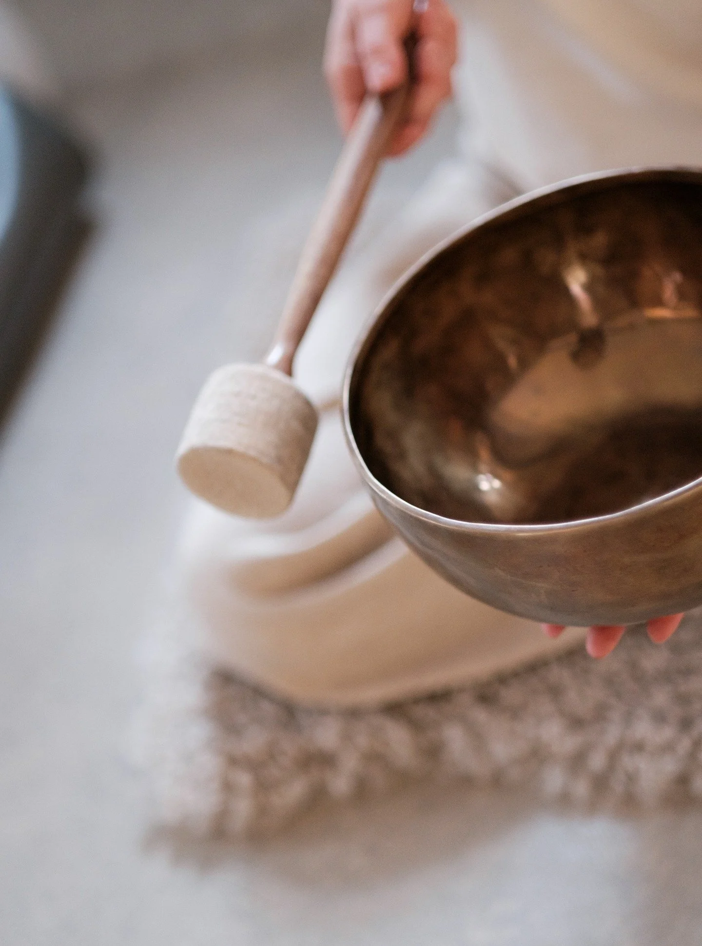 Koe syv&auml; rentoutuminen - Sound Healing✨

Aloitamme lempe&auml;ll&auml; yin-joogalla mukavalla joogafuton-tyynyll&auml;, joka ohjaa kehosi syv&auml;&auml;n rentoutumiseen. Sitten makaat peiton alla ja saat rauhoittavan &auml;&auml;nikylvyn, jossa