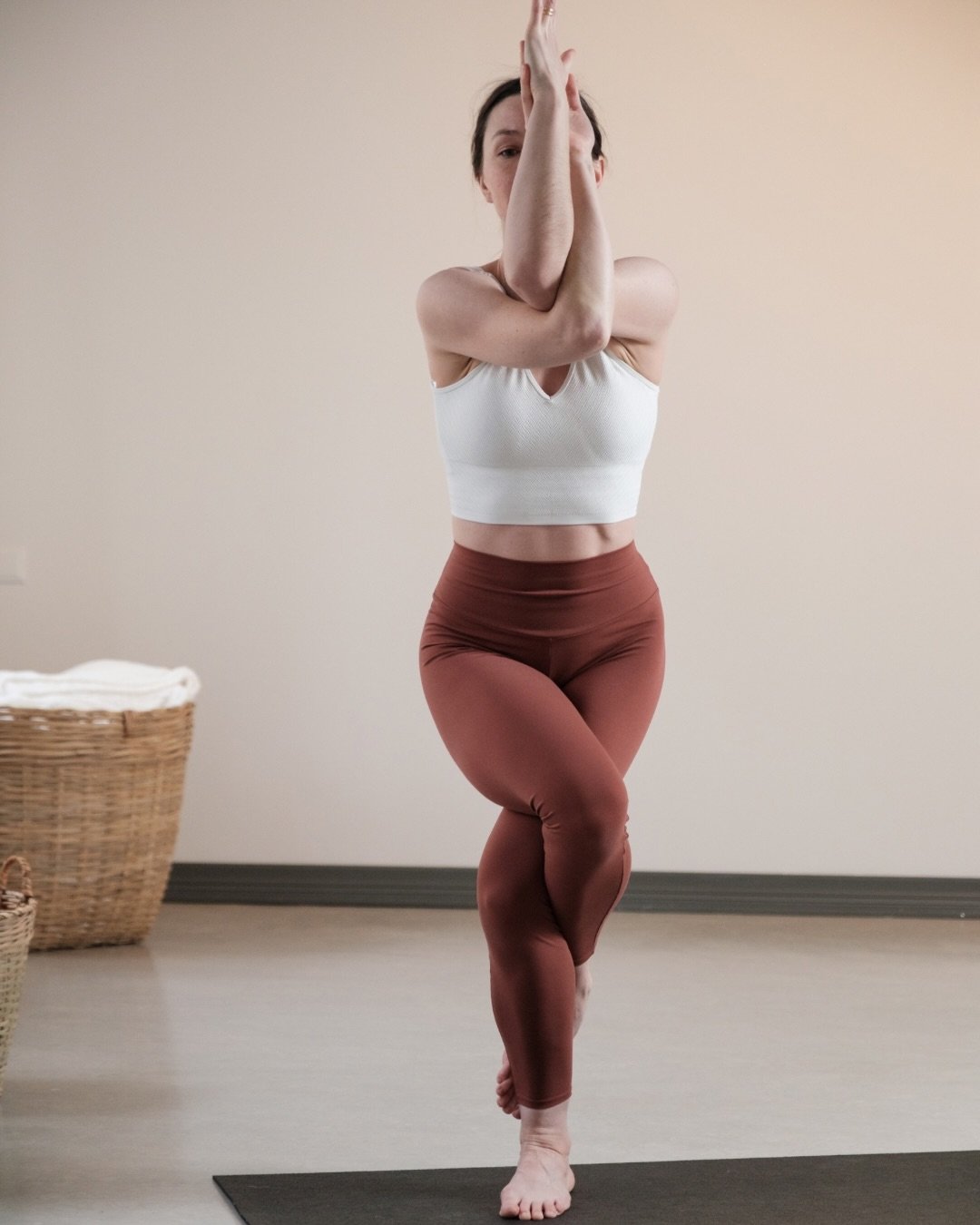 Kev&auml;tp&auml;iv&auml;ntasaus &ndash; heng&auml;hdys y&ouml;n ja p&auml;iv&auml;n v&auml;lill&auml; ennen valon voittoa, uuden alkua. ☀️🌱

P&auml;iv&auml; symboloi tasapainoa vastakohtien v&auml;lill&auml; ja toimii meille muistutuksena pys&auml;