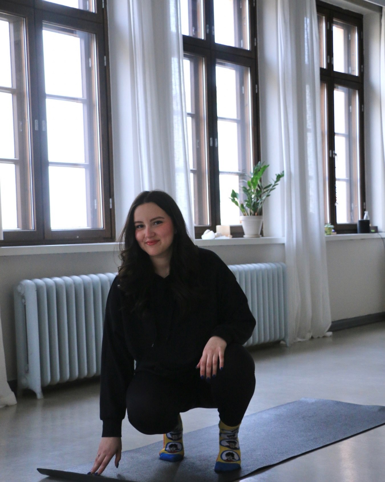 Tapaa Studio Nadan vakiokasvo, Alice! 💕

H&auml;n l&ouml;ysi studiolle hyv&auml;ntekev&auml;isyystapahtuman kautta elokuussa 2025 ja on siit&auml; l&auml;htien tuonut tunneille maadoittuneen ja positiivisen energiansa. 

Lue lis&auml;&auml; huhtikuu