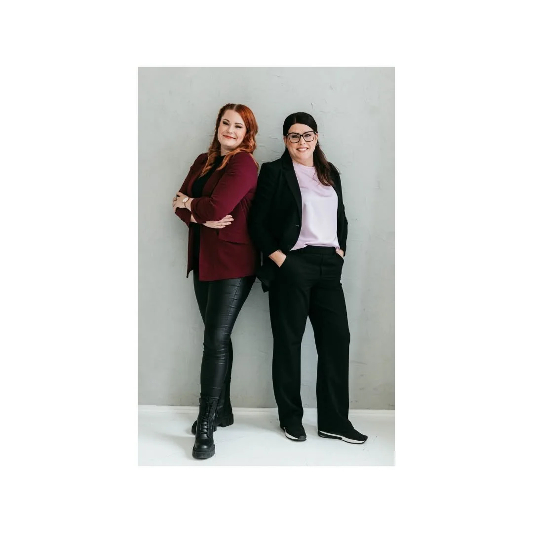 Keit&auml; ovat TilaTaiturit?

Me olemme kaksi sisustussuunnittelijaa, joilla on kokemusta yli 15 vuotta asiakaspalvelusta, sek&auml; esihenkil&ouml;ty&ouml;st&auml;. Me tied&auml;mme, mit&auml; tarkoittaa arki myym&auml;l&auml;ss&auml;, tiimin vet&a