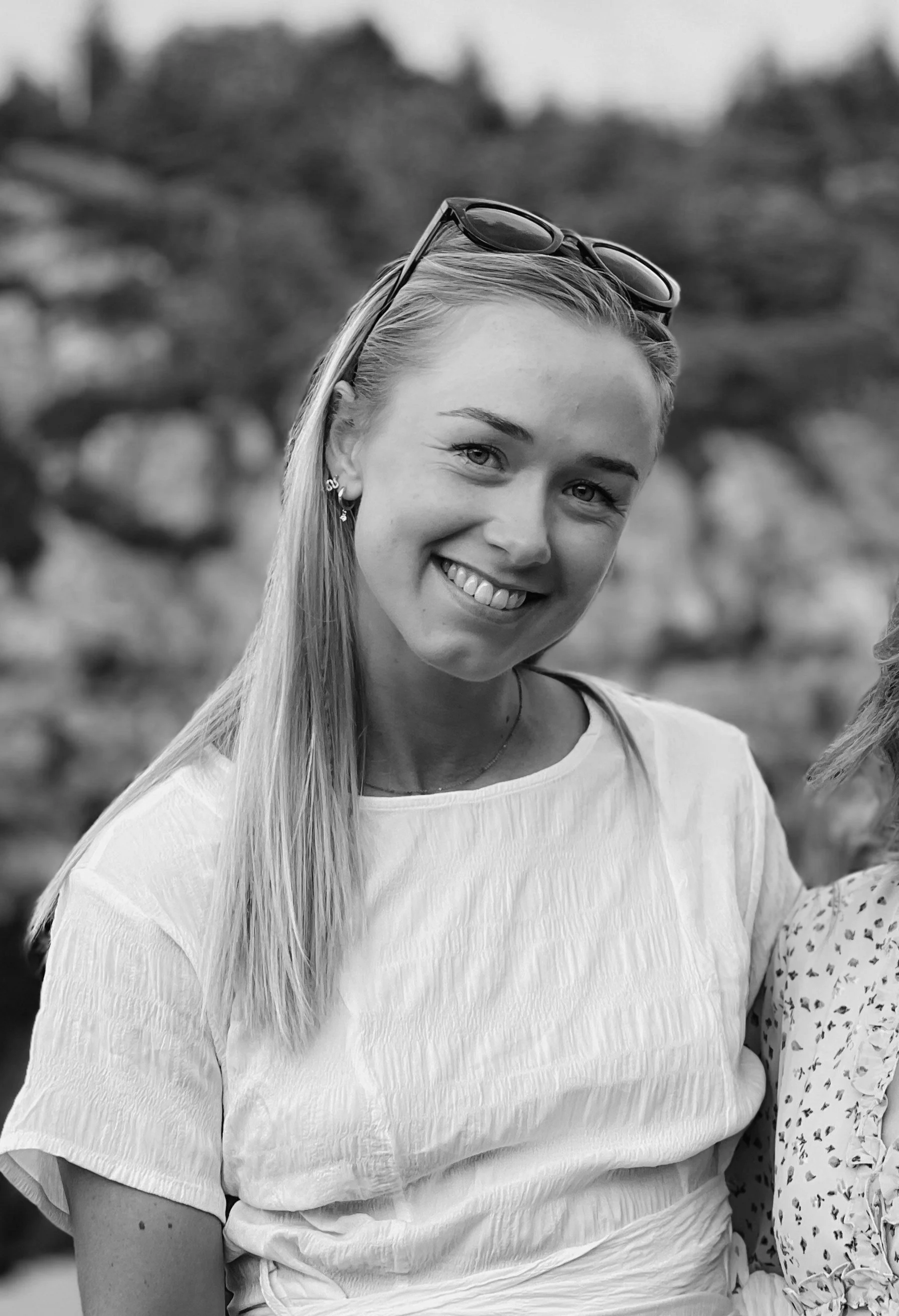 Sort-hvitt portrett av Anita, webdesigner.