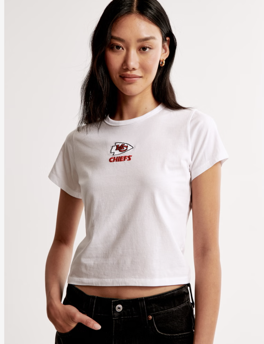 Person wearing a white T-shirt with "Chiefs" logo