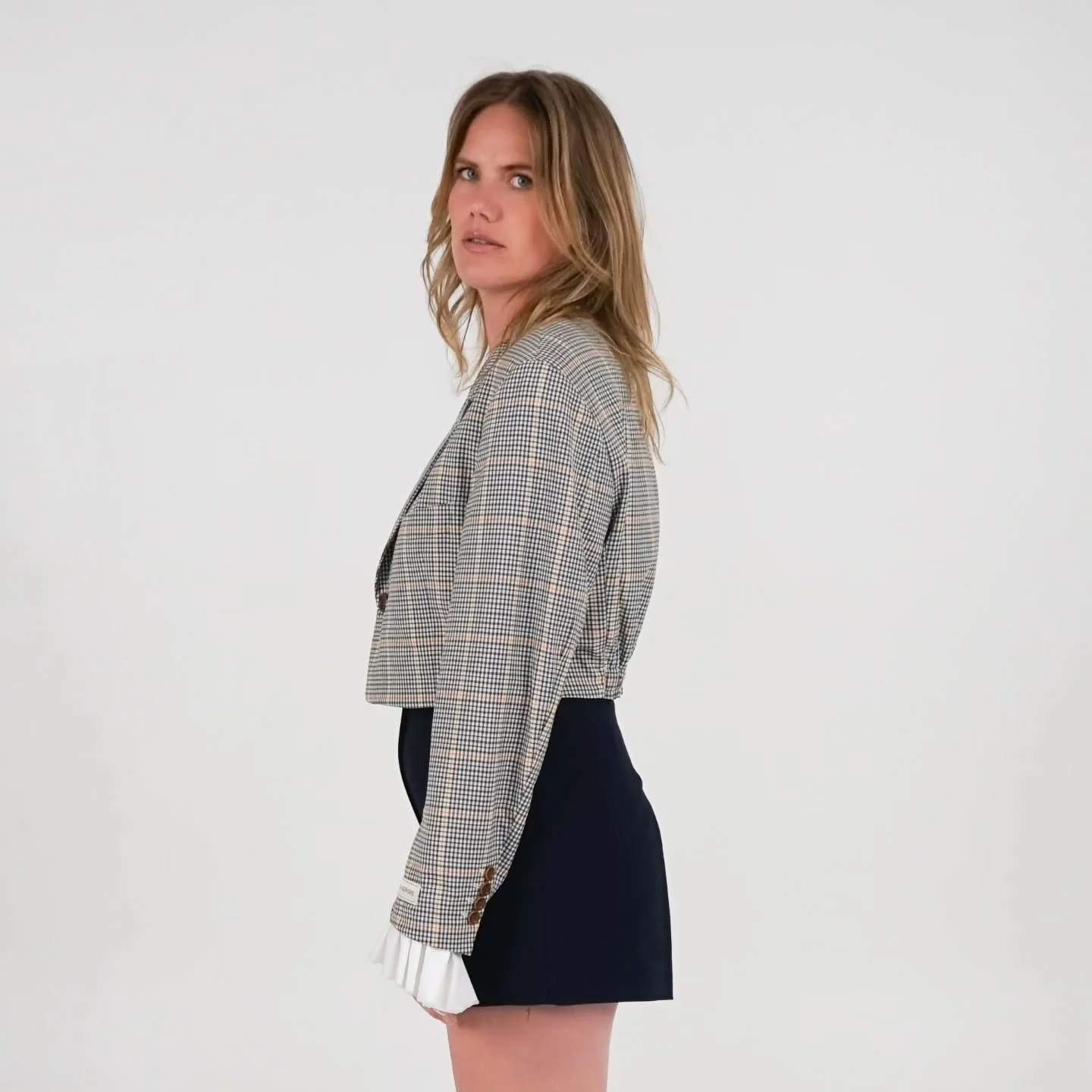 Ontdek de Ruffle Nina Blazer in onze webshop: stijlvol, vrouwelijk en 'one of a kind'.