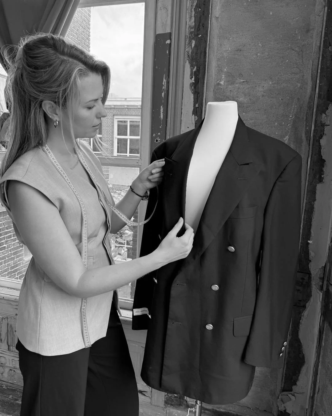 We doen niet aan massa productie. Maar designen uit liefde en passie voor elk item. Elke blazer is one of a kind en wordt vermaakt in onze studio. 
#atelier #upcycling #slowfashion