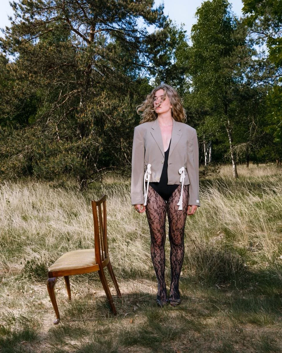 Een nieuw seizoen, een nieuw verhaal. Deze autumn blazer had al een leven. Nu krijgt ze een tweede kans, met nog meer karakter. 

Circulair, elegant en gemaakt voor iemand die durft. 

#clubrework #sustentable #upcycledfashion