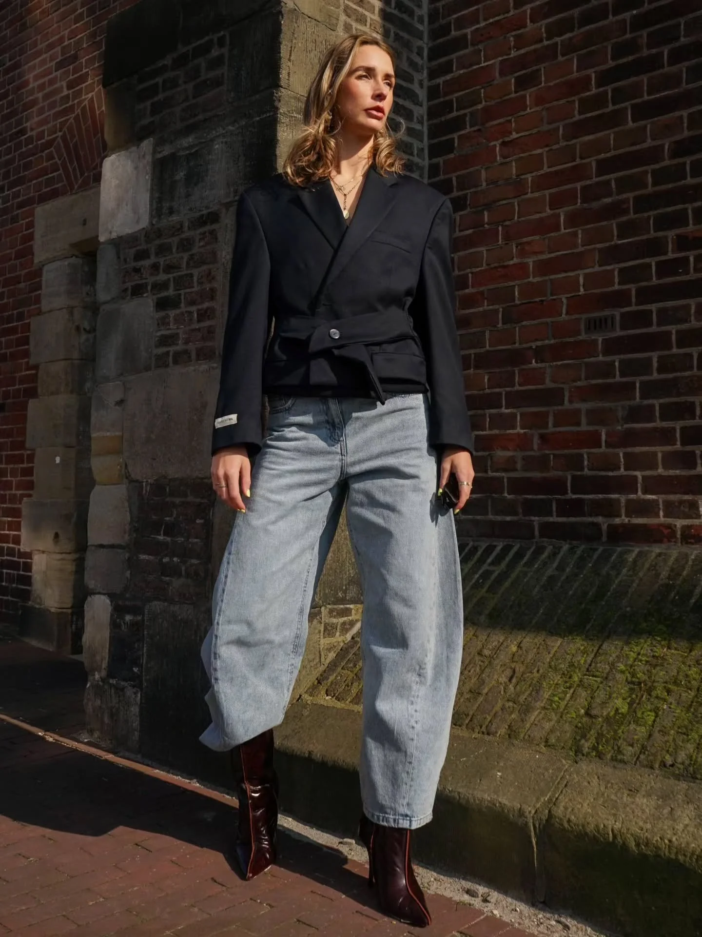 Tailored with silhouette. De Sara blazer is ontworpen om je taille te accentueren met een ceintuur.