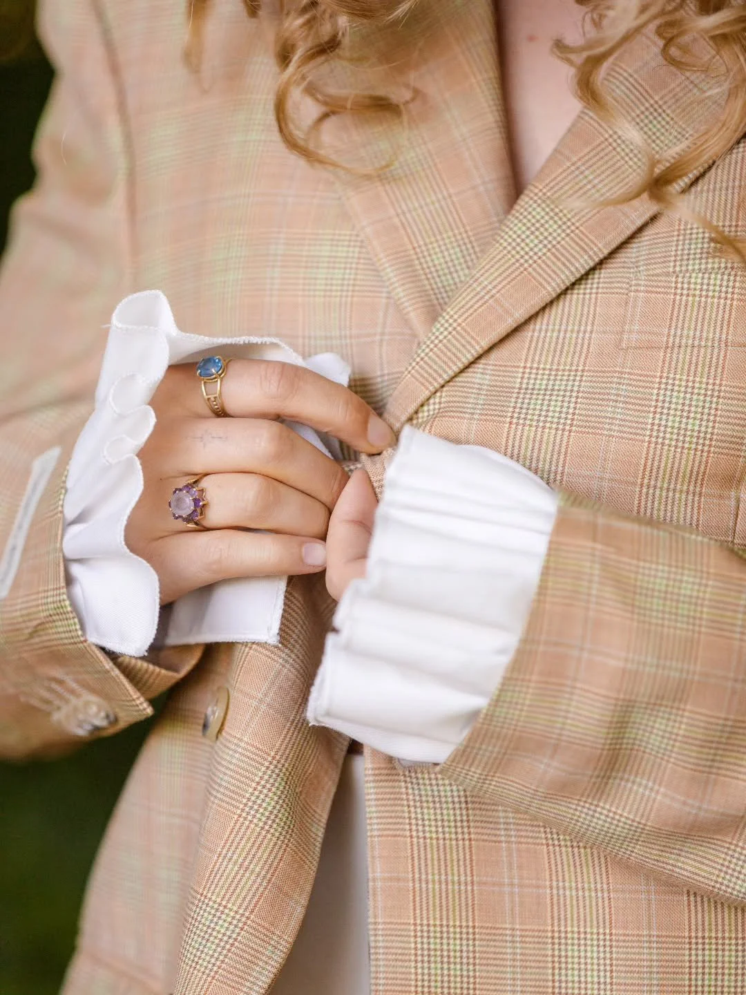 It's all about the details. Deze ruffle mouwtjes maken de blazer helemaal af.
