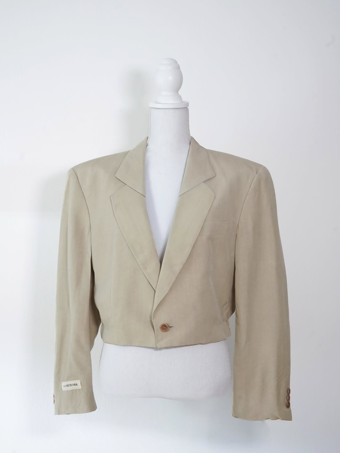 Deze blazer is luchtig en gemaakt van viscose. De Nina Blazer beige is een perfecte fit voor deze zomer.