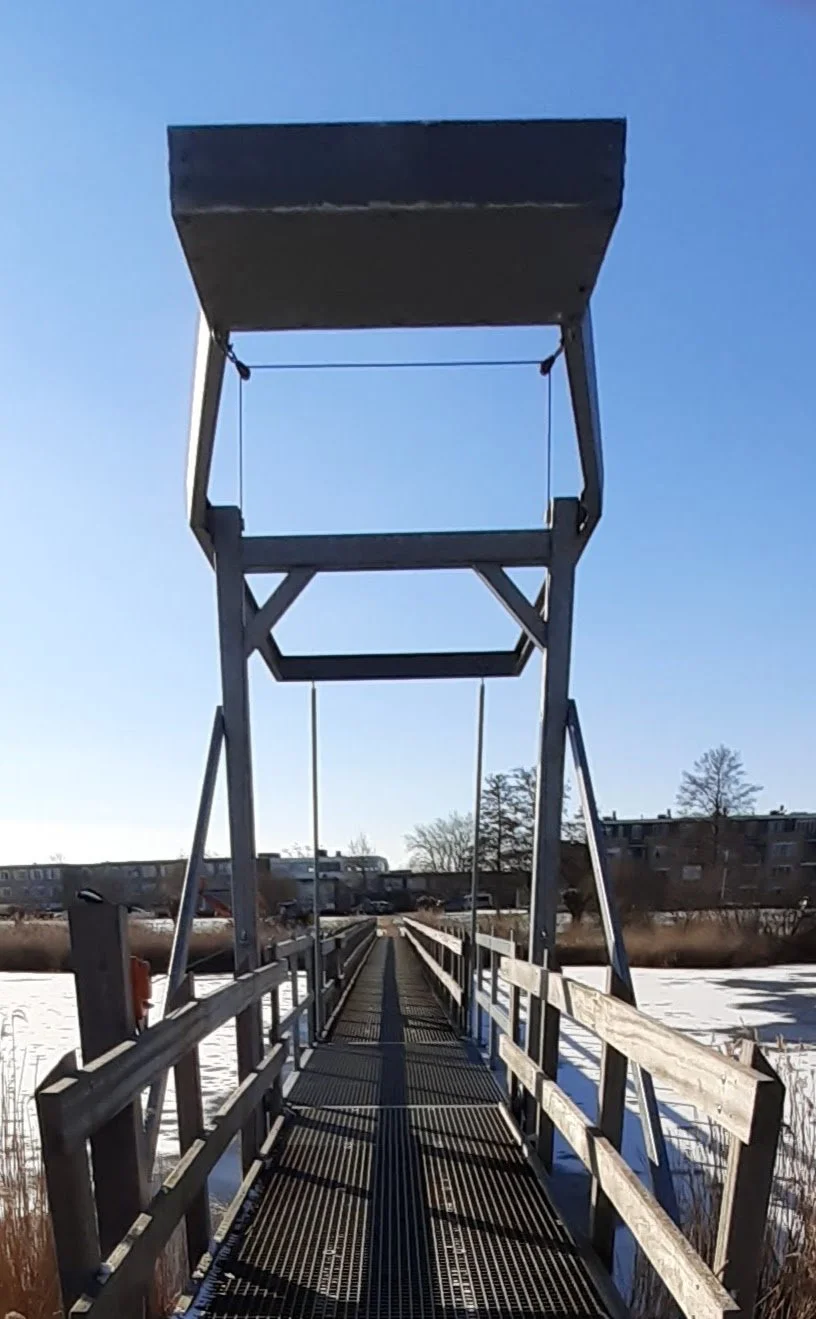Brug over de kreek