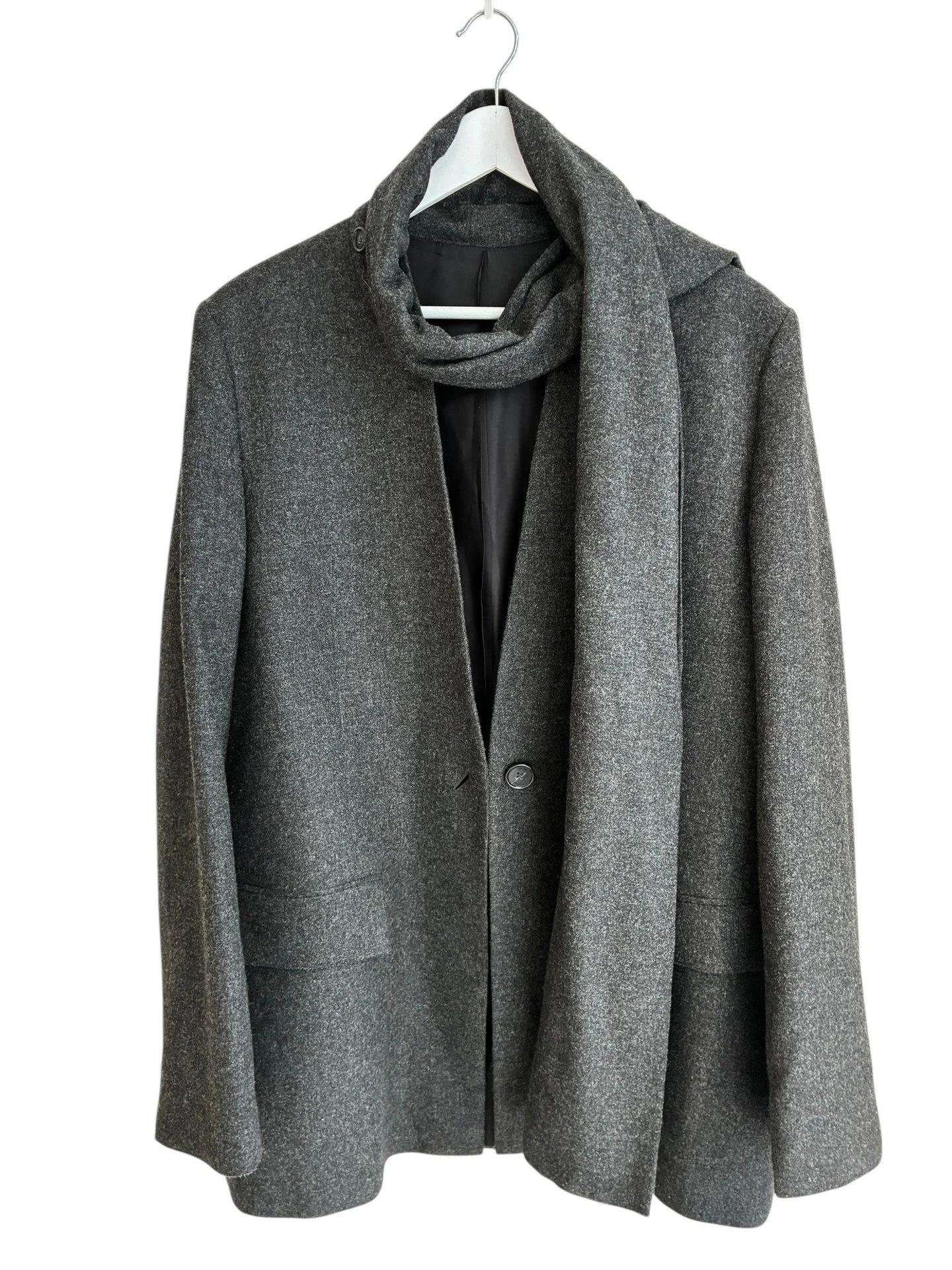 Un s&eacute;lection d'articles de marques mais surtout de seconde main en excellent &eacute;tat. Disponible en Boutique au 134 Rue d'Aboukir Paris 2. Bient&ocirc;t disponible dans notre eshop. @toteme #secondemain #toteme #veste #fashions