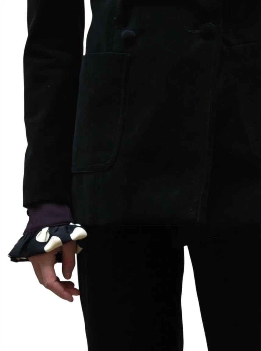 le detail, c'est un millim&egrave;tre en plus ou en moins qui change la silhouette . #veste #chemisier #modefemme #jeunescreateurs #popup #fashions #retail