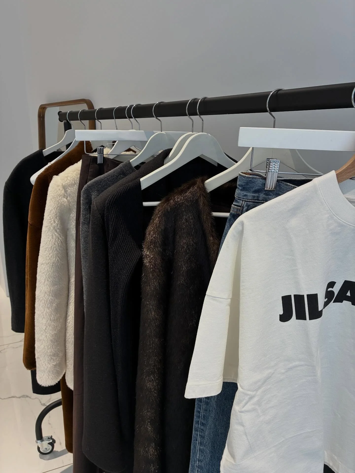 De nouvelles pi&egrave;ces viennent d&rsquo;arriver , des manteaux , des jeans . Bref des pi&egrave;ces s&eacute;lectionn&eacute;s pour leurs styles par @elisabethbento_  pour son pop up The Closeters #secondemain #popup #espacesatypiques