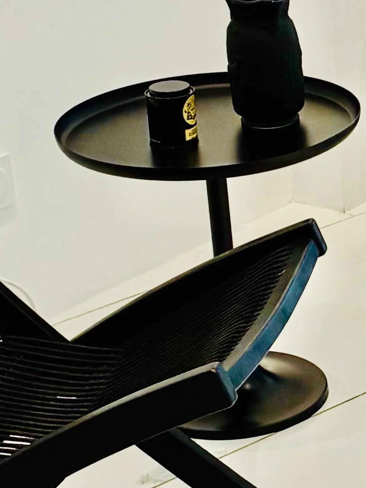 Ici, a Paris, dans le quartier du sentier, la seconde main commence par un regard.
Un lieu,
Quelques pi&egrave;ces,
Et surtout une mani&egrave;re de porter les choses.

Hors Des Sentiers s&rsquo;int&eacute;resse moins a la quantit&eacute; qu&rsquo;a 