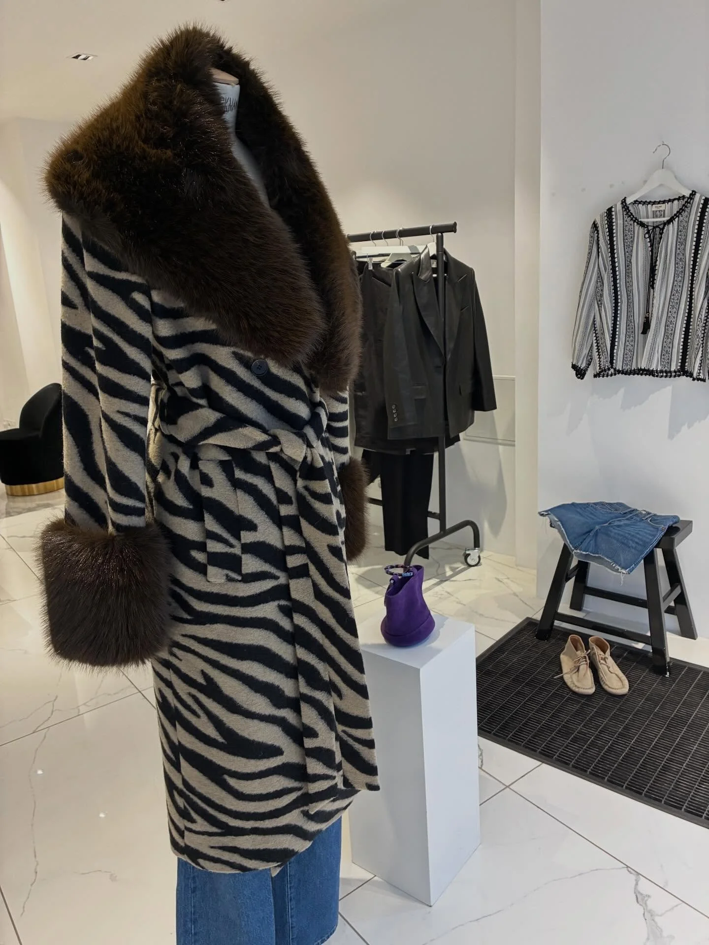 La seconde main vue et s&eacute;lectionn&eacute;e par Elisabete Bento @thecloseters , disponible actuellement chez Hors Des Sentiers. Selection limit&eacute;e, Pi&egrave;ce Unique. #secondemain #curatedvintage #fashiondiary #horsdessentiers