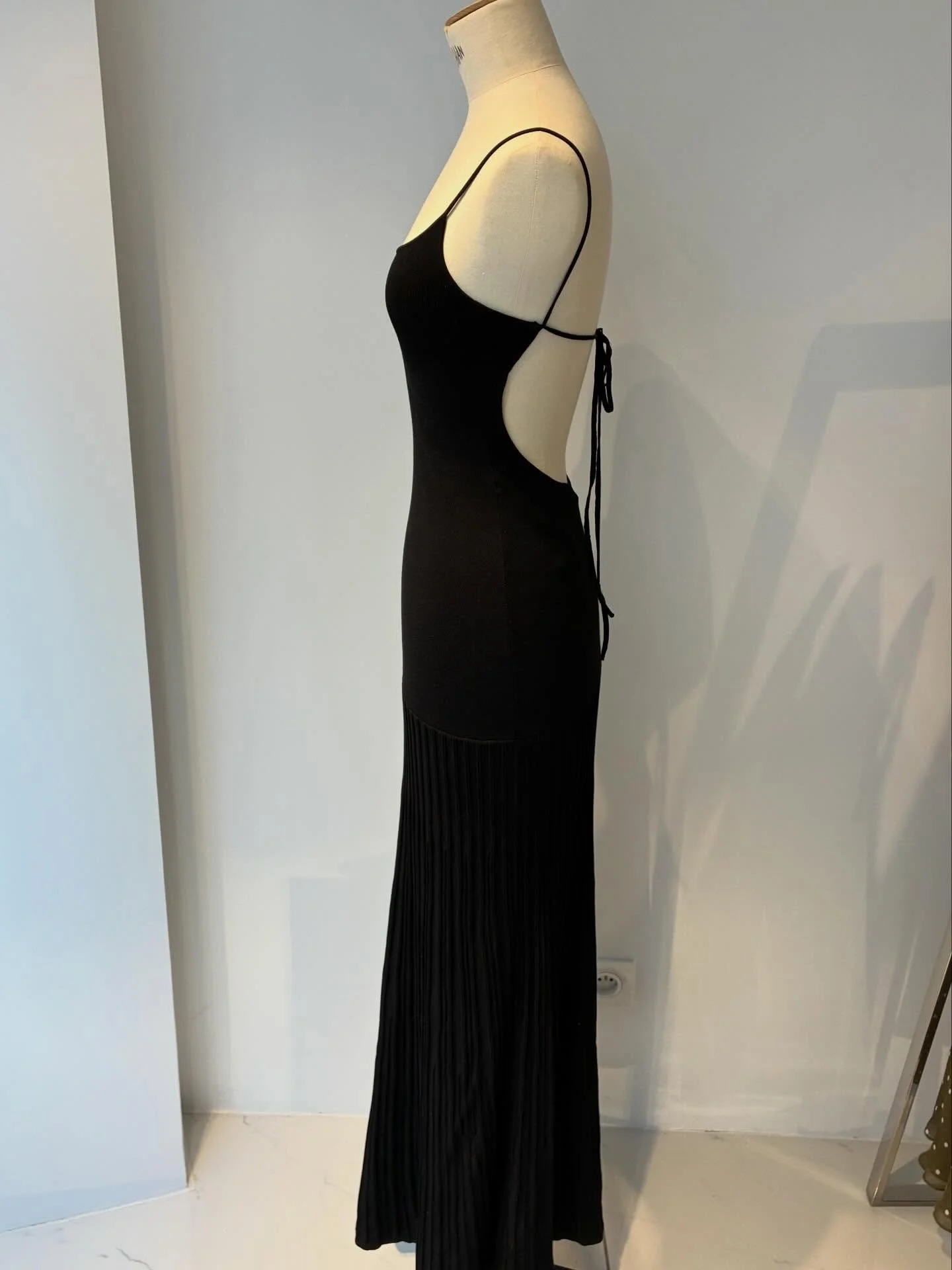 If a dress, black, simple, glamour and simply beautiful could find her Cinderella, it would be perhaps you