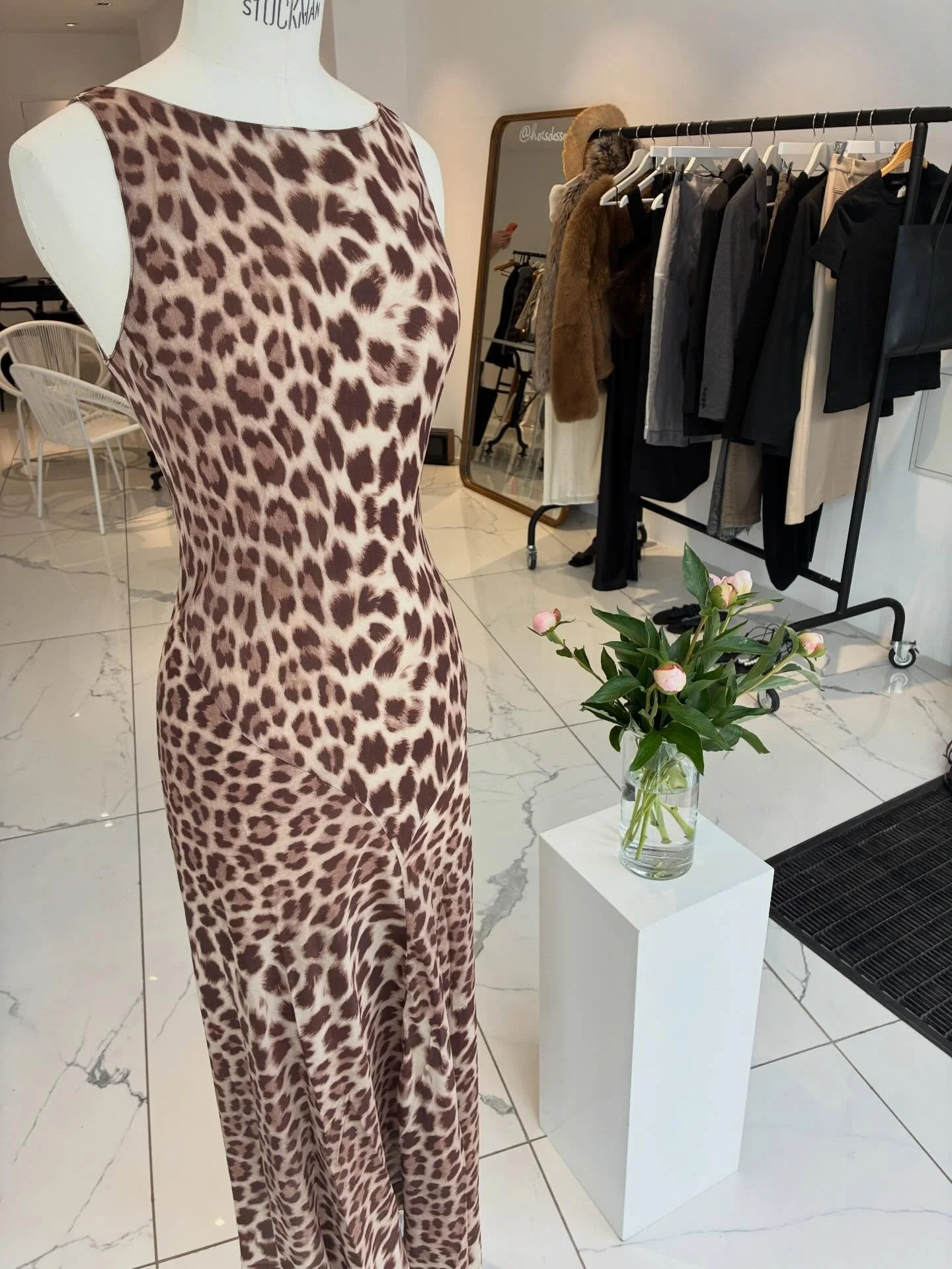 En ce moment chez Hors Des Sentiers, robe Realisation Par&hellip;. La seconde main vue par @elisabethbento_