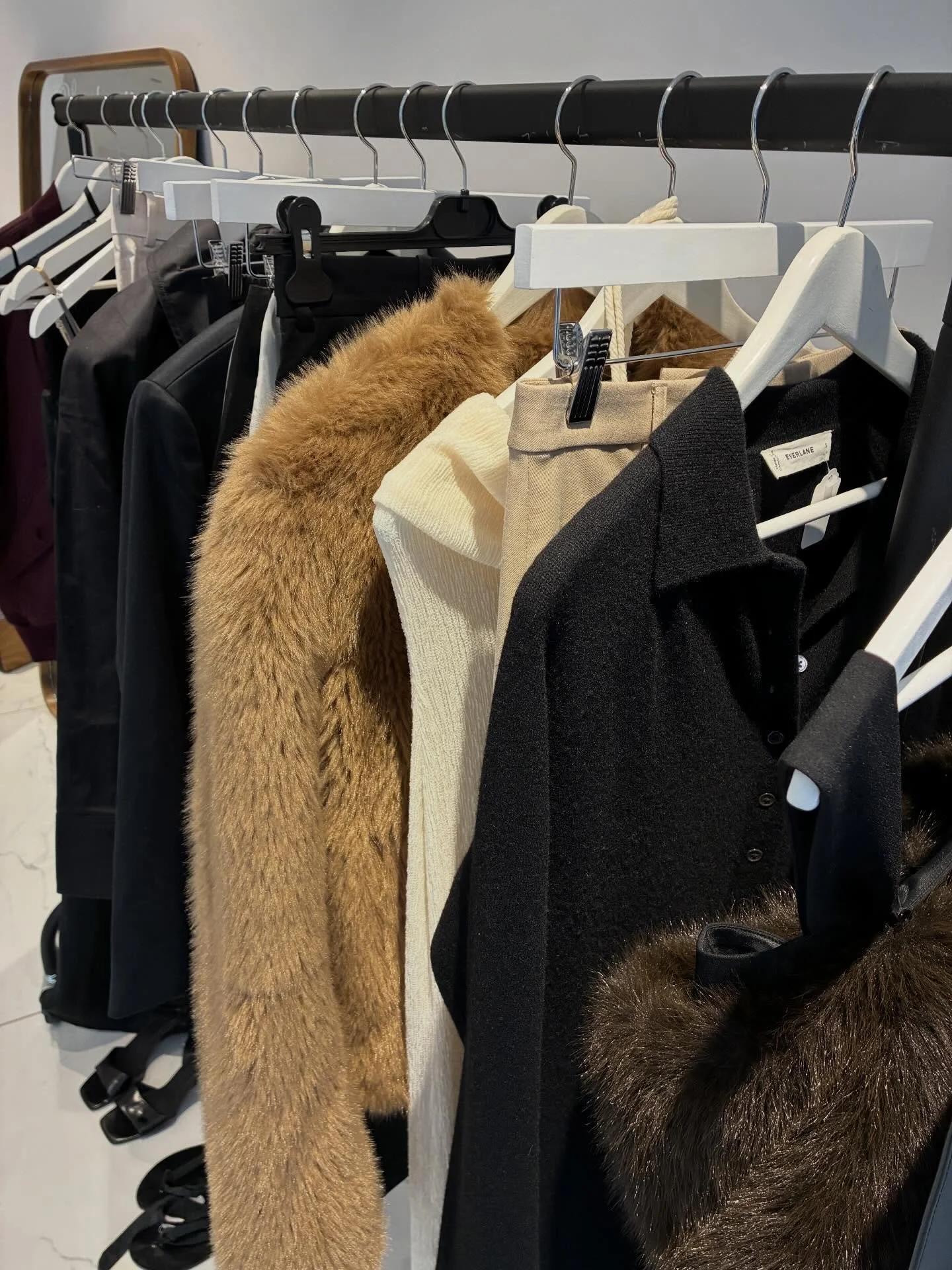 Hors Des Sentiers &eacute;volue. Plus qu&rsquo;une boutique, nous construisons un lieu. Un espace pour d&eacute;couvrir, rencontrer, ressentir: des createurs, des exp&eacute;riences et du mouvement. Ce n&rsquo;est que le d&eacute;but !