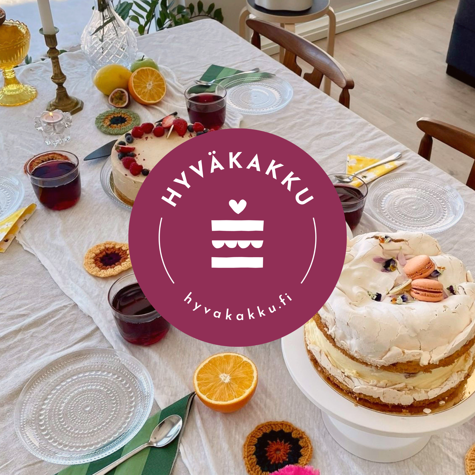 Kuvassa on pöytä, jossa on hedelmiä, kakku, juomat, kynttilöitä ja pöytähohtimia. Pöytään on aseteltu lautasia ja haarukoita.