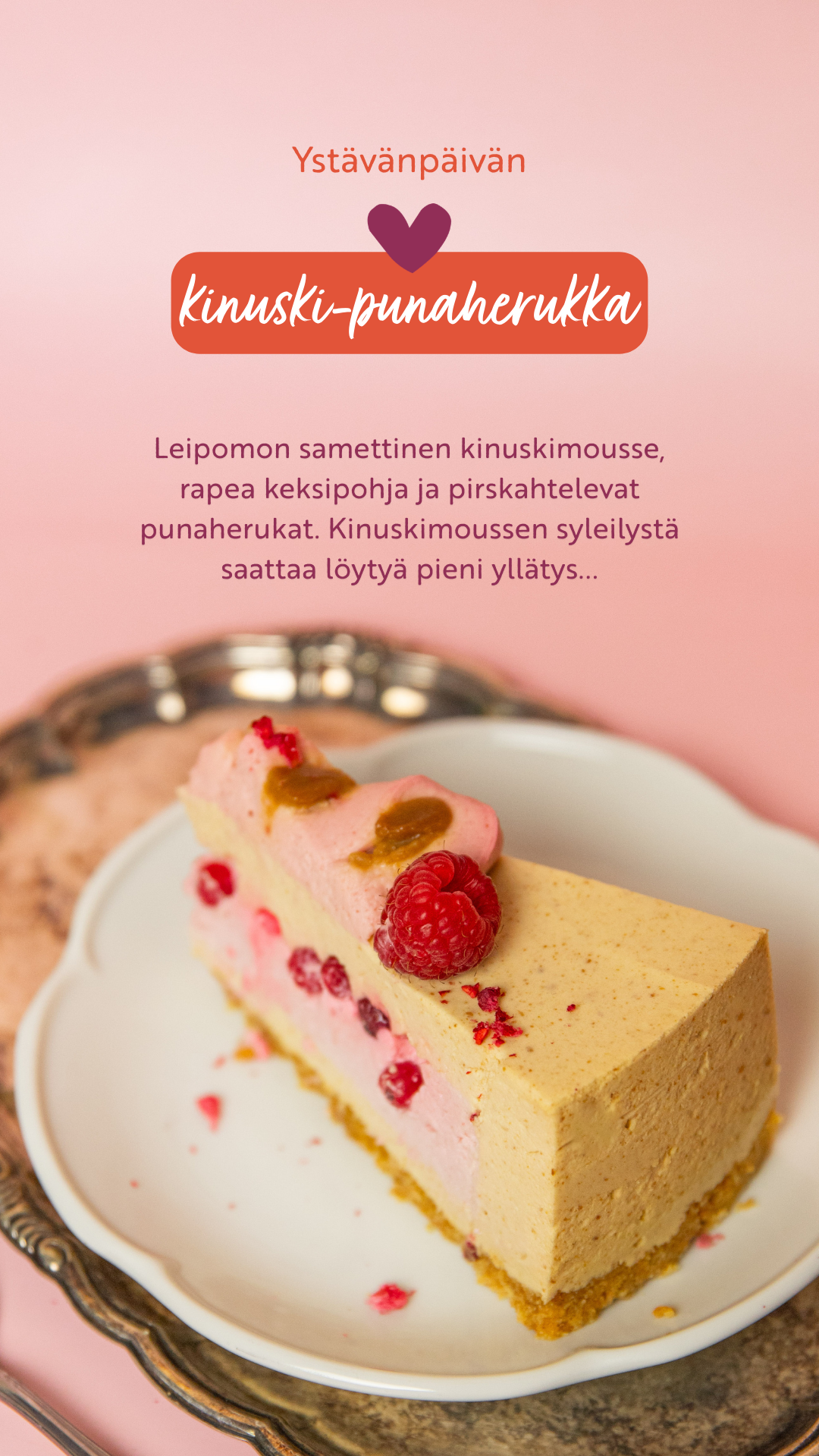 Syntymäpäiväkakku koristeltu vadelmilla ja mintunlehdillä, tarjoilualustalla.