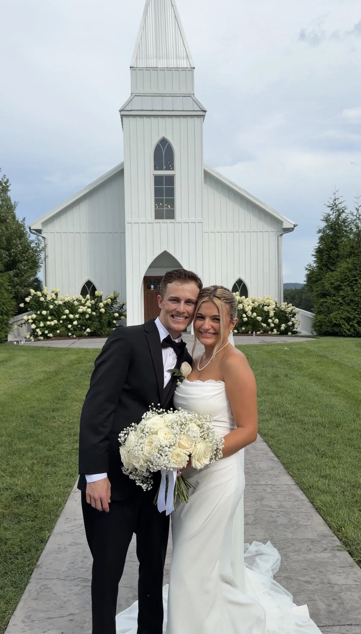 bride and groom at Howe Farms chapel wedding venue in Tennessee