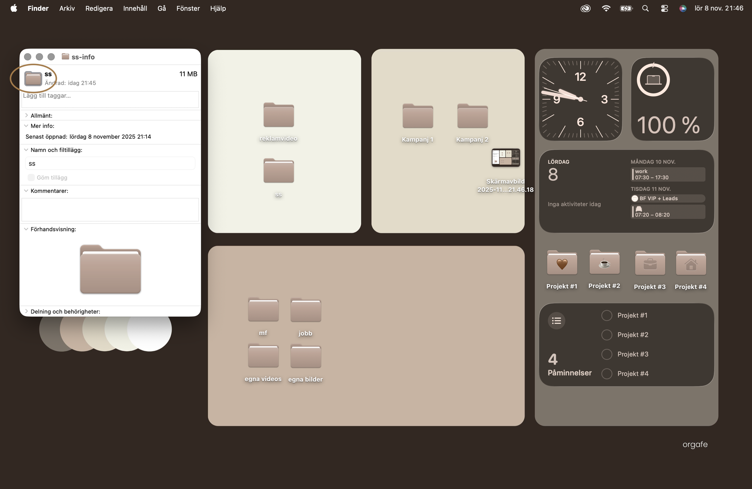 Skärmbild av en datorskrivbordsbakgrund med flera mappar och widgets. Mappen "ss-info" öppen, visar detaljer om filen "ss". Flera andra mappar och filer syns, inklusive "reklamvideo", "Kampanj 1", "Kampanj 2", "Skärmbild" och personliga mappar "mf", "jobb", "egna videos", "egna bilder". En klocka, väderstatus, och påminnelsewidget visar dagens datum och aktiviteter.