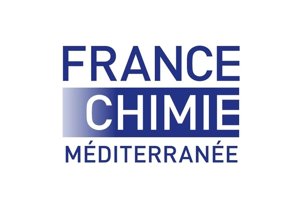 Logo avec le texte "France Chimie Méditerranée" en blanc sur un fond blanc et bleu.
