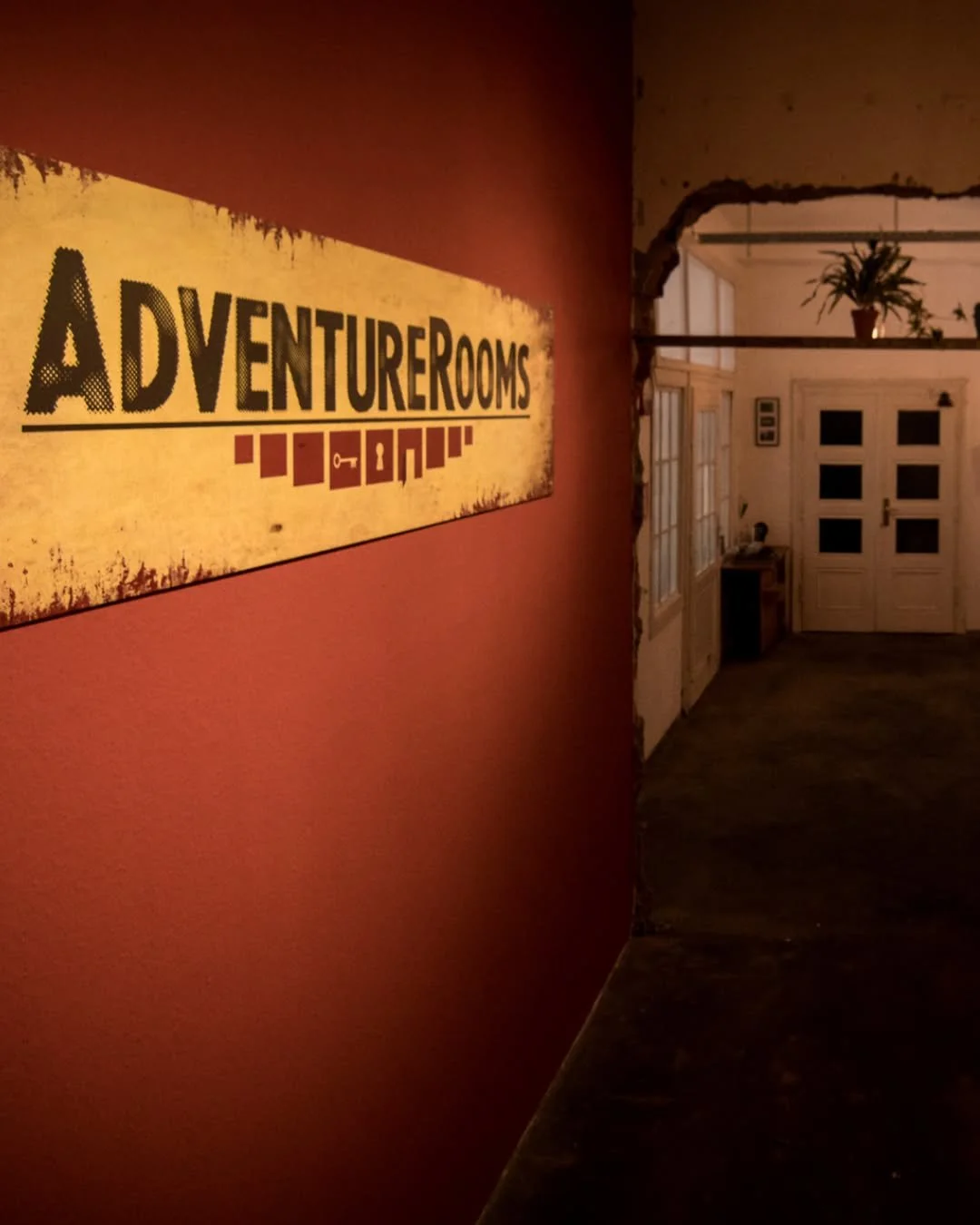 🗝✨ Es geht los!
Ab jetzt lüften wir nach und nach das Geheimnis, woran unser Team derzeit getüftelt. 🔍
In den nächsten Wochen stellen wir euch immer mittwochs einen unserer 6 brandneuen Adventure Rooms vor – jeder voller Spann