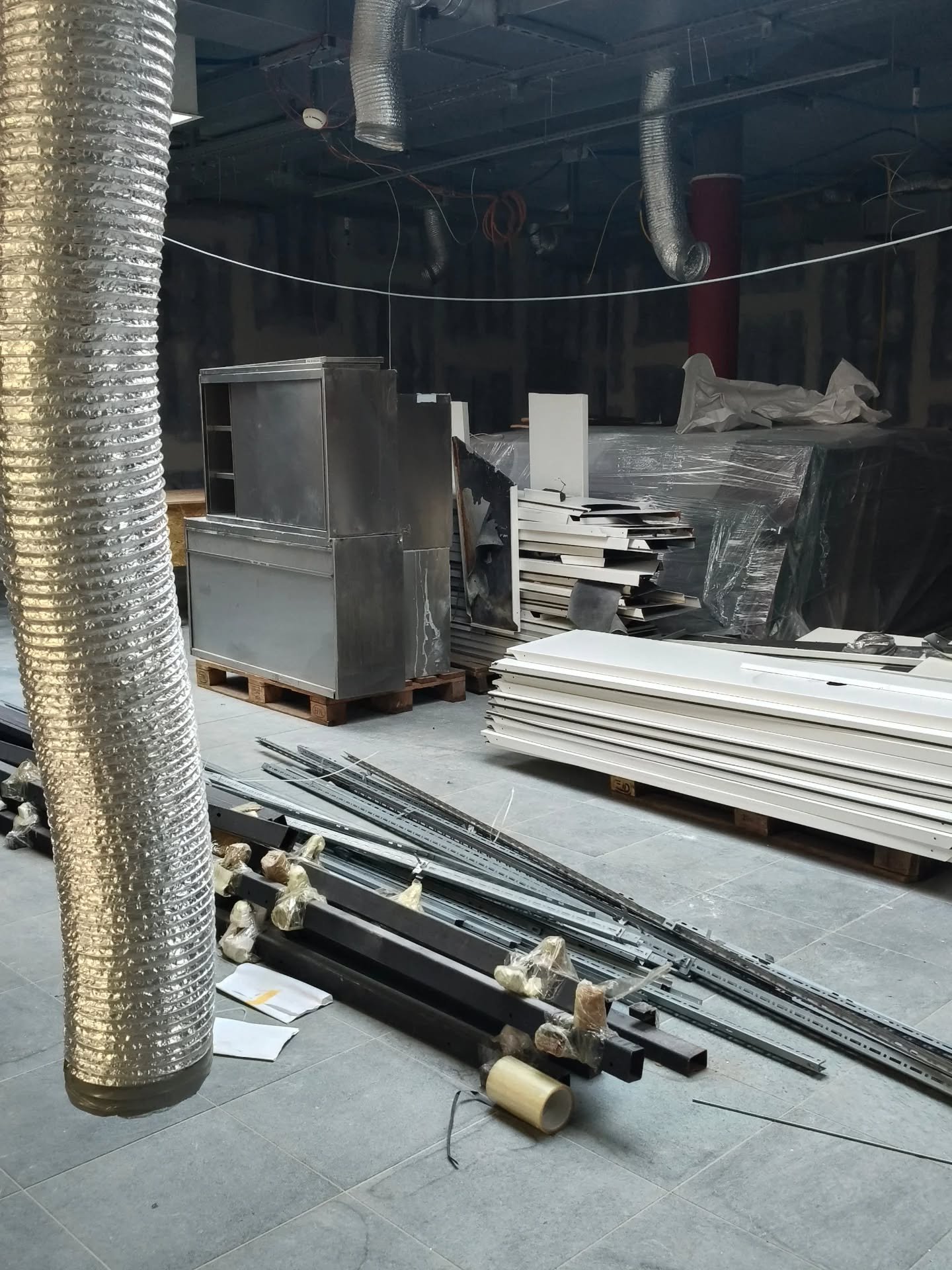 Im @aquabasilea ist Baustelle angesagt! 🚧

Unsere neuen Adventure Rooms nehmen langsam Form an &ndash; w&auml;hrend die R&auml;ume noch in der Werkstatt zusammengesetzt werden, bereiten wir hier bei uns im aquabasilea schon alles vor 👷

⚒️ W&auml;n