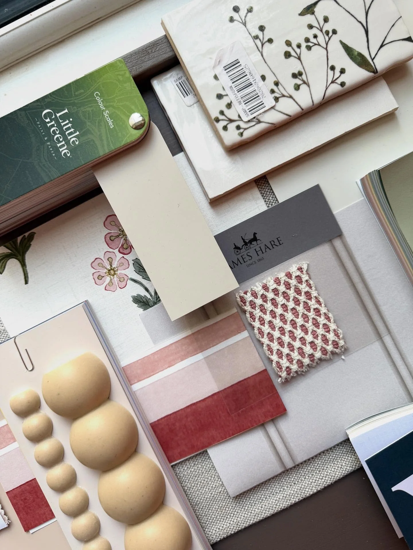 October Wrapped! Another busy and productive month and somehow another step closer to Christmas 😬 (Queue minor panic as I currently stand entirely unprepared) 🙃
Maybe a little late,  but swipe for the October round-up! ➡️
1. Finalising the scheme f