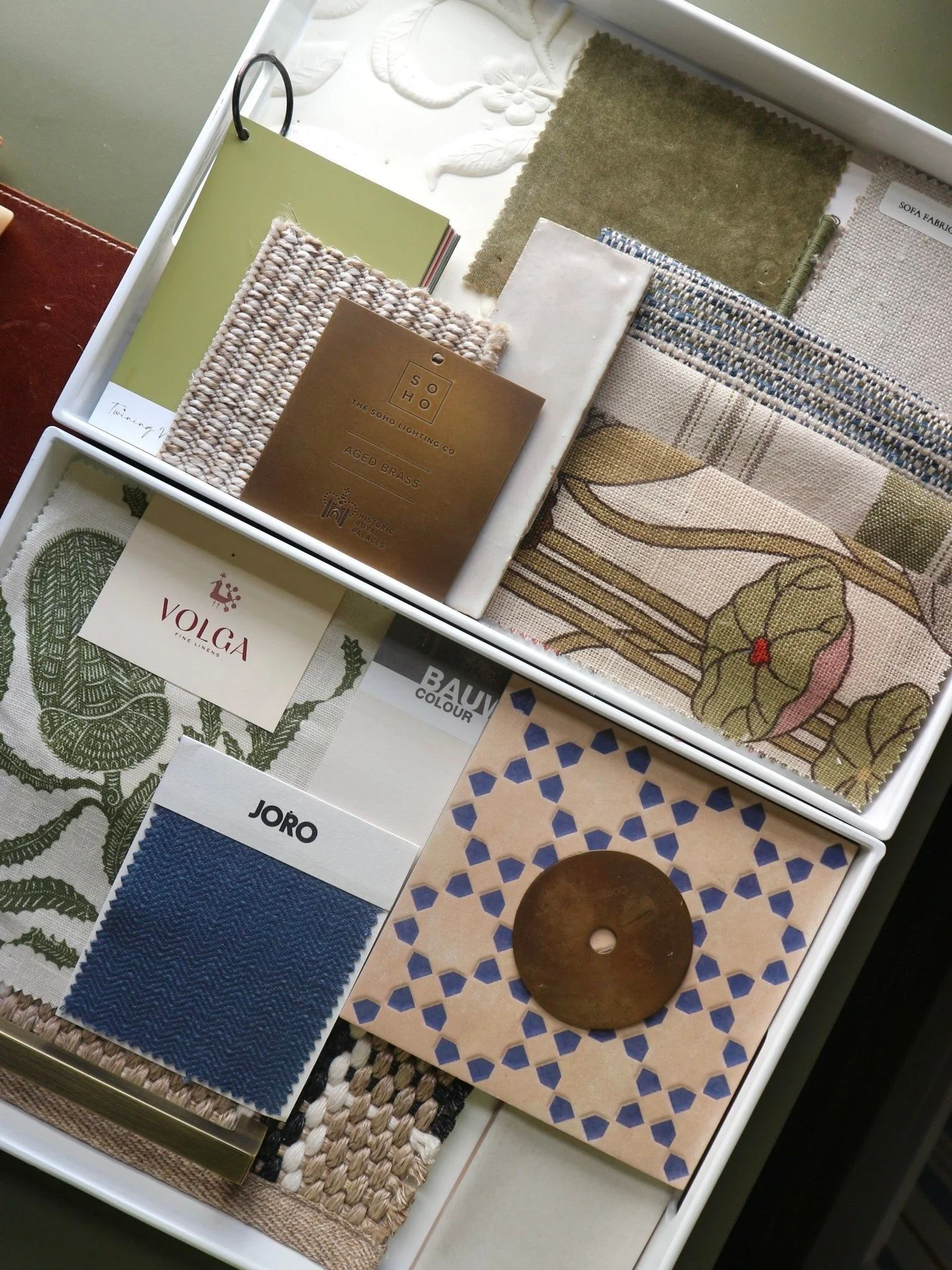 A little tray of decisions.
Sample trays are one of my favourite parts of our design process, and not just because they look pretty (although, that helps).
They bring everything together in one place so you can see how fabrics, finishes, colours, tex