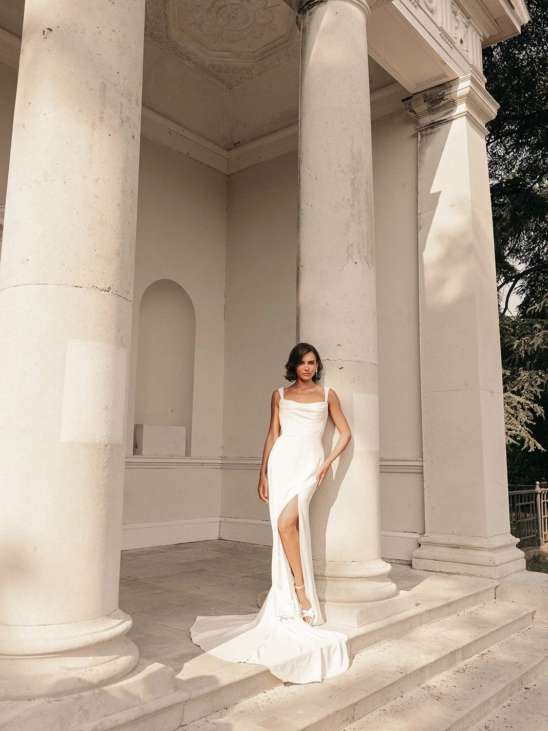 Honey, honey, honey. A dream dress that captivates the room. 🦢