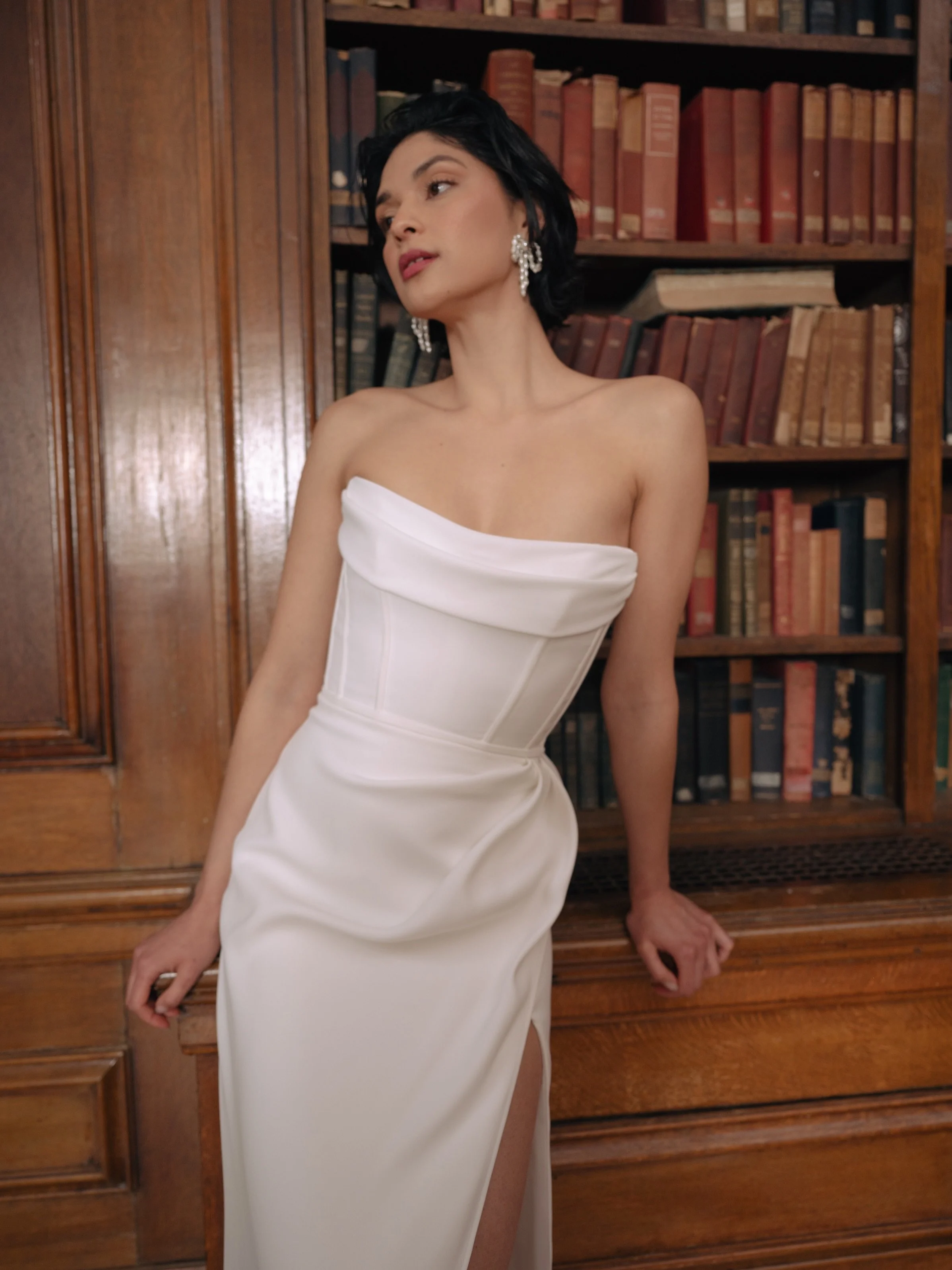 The Sandra gown 🤍
Effortlessly elegant with soft draping, a pleated bodice, and delicate corset detailing.
By @jennyyoonyc