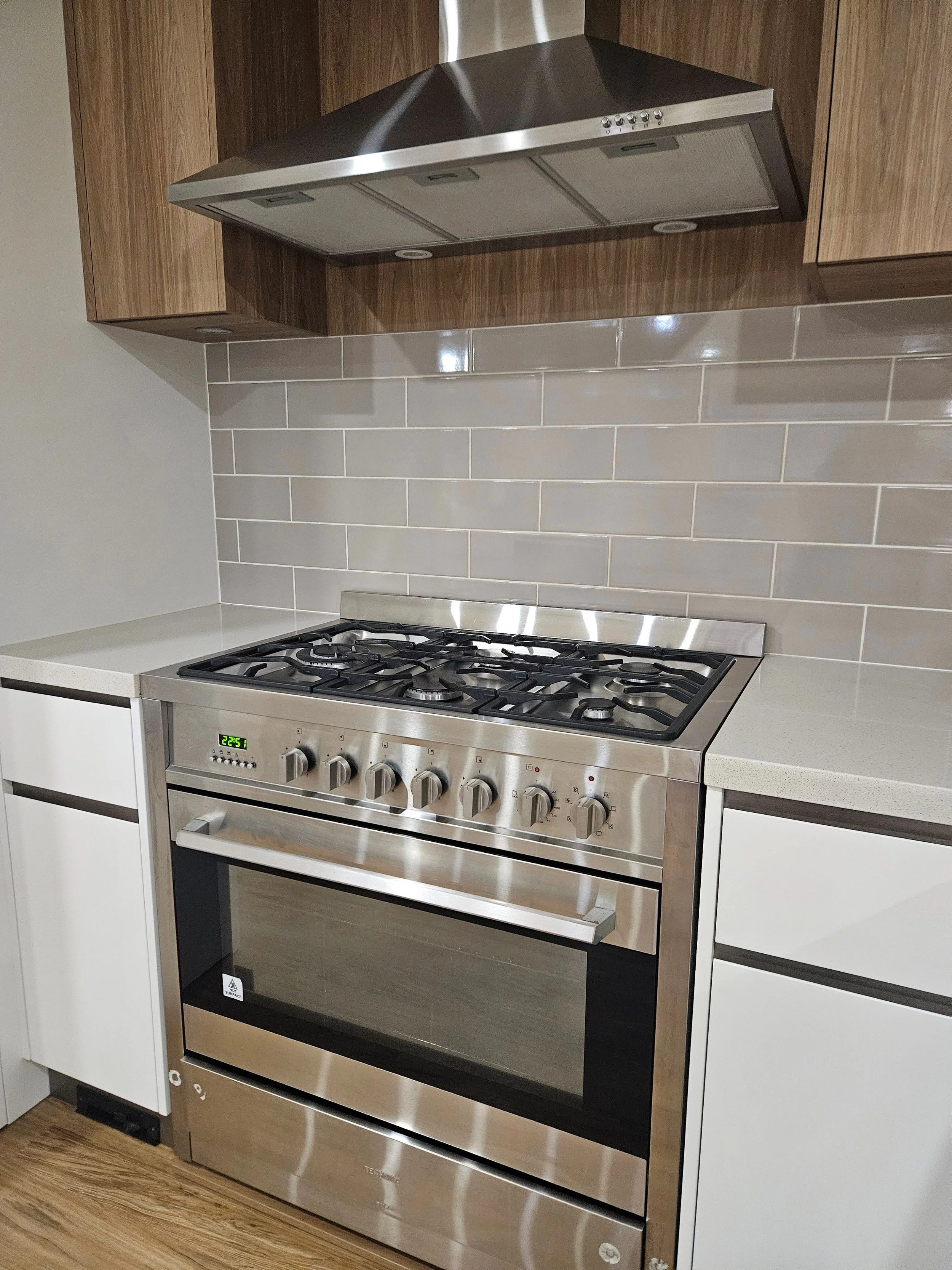 a clean and sparkling large oven and rangehood