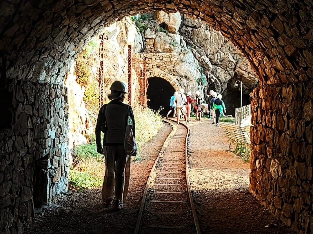 Ragazza escursionista all'ingresso della Galleria Henry a Buggerru, lungo il Cammino Minerario di Santa Barbara in Sardegna
