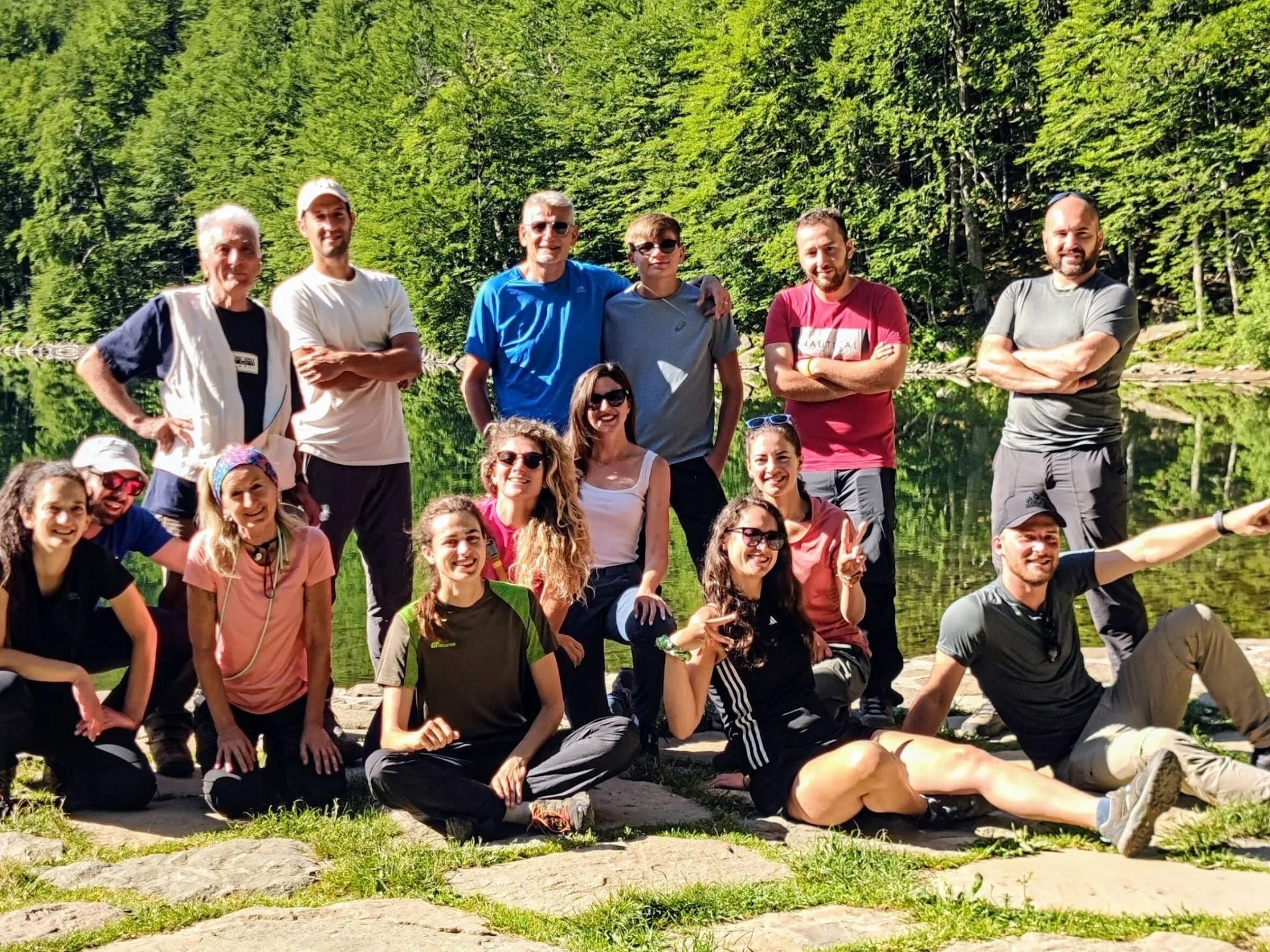 Gruppo di escursionisti davanti a un lago nel Parco dei 100 Laghi, nell’Appennino Parmense