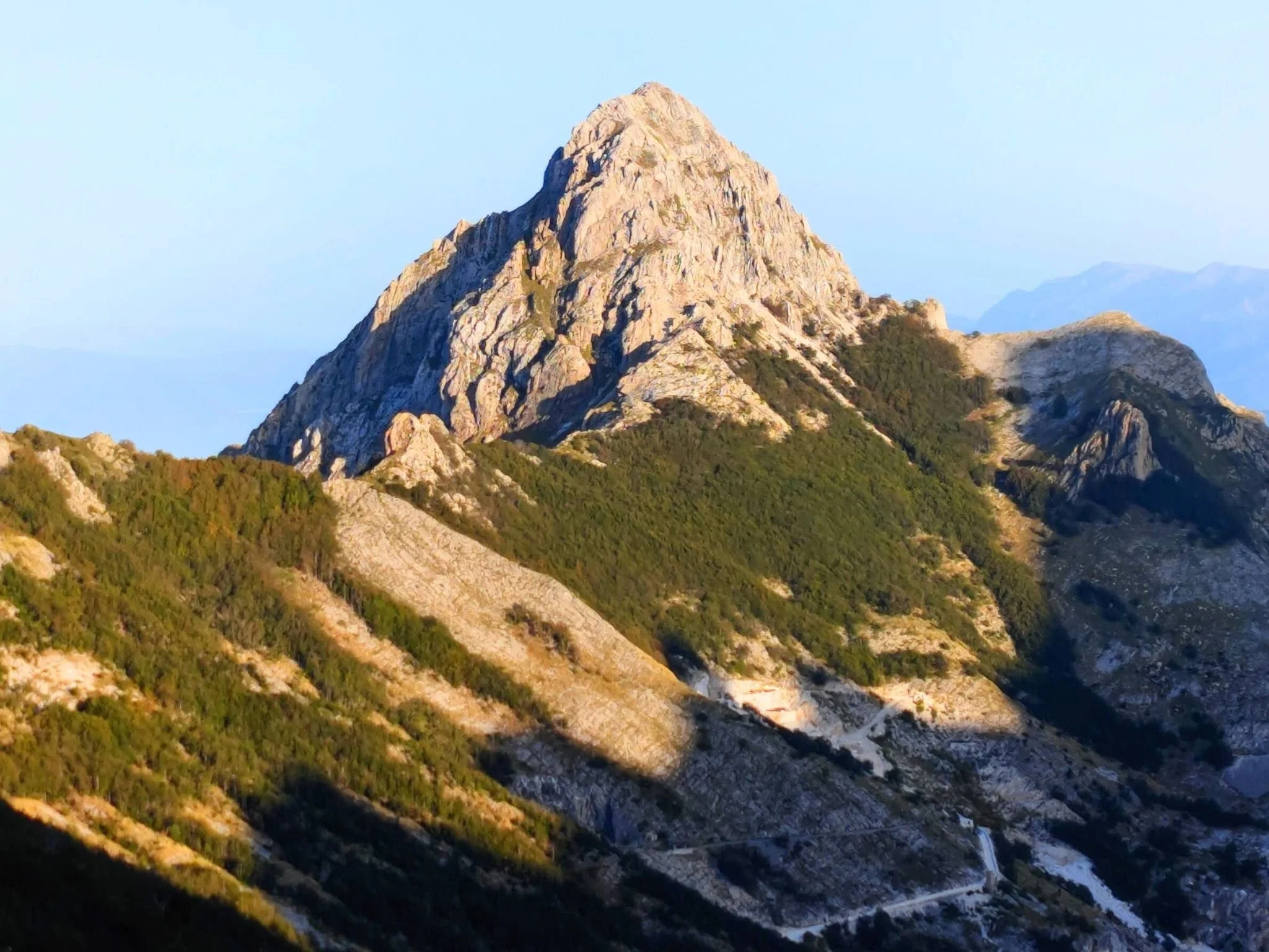 Veduta della cima del Pizzo d’Uccello, una montagna delle Alpi Apuane, all’orizzonte durante un trekking