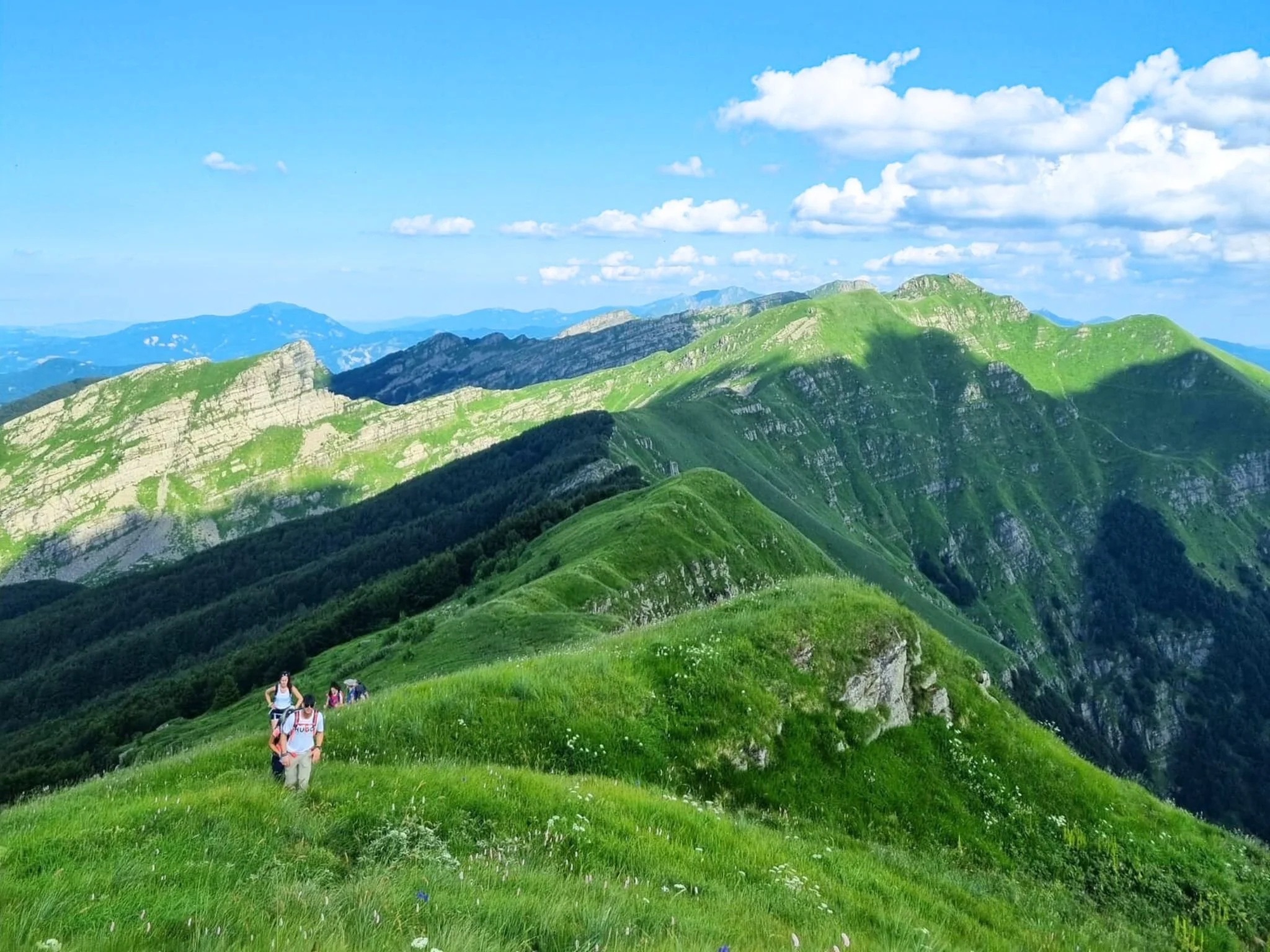 Escursionisti che camminano lungo una cresta panoramica nel Parco dei 100 Laghi, nell’Appennino Parmense