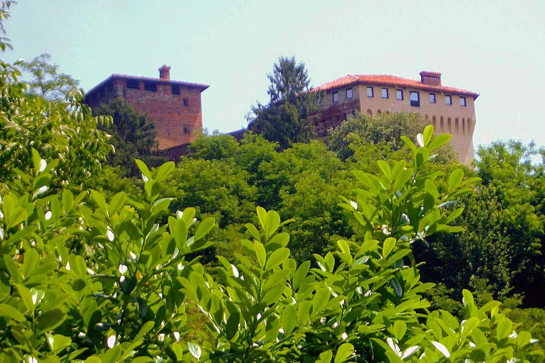 Castello di Roppolo affacciato sulle colline del Canavese e sul Lago di Viverone.