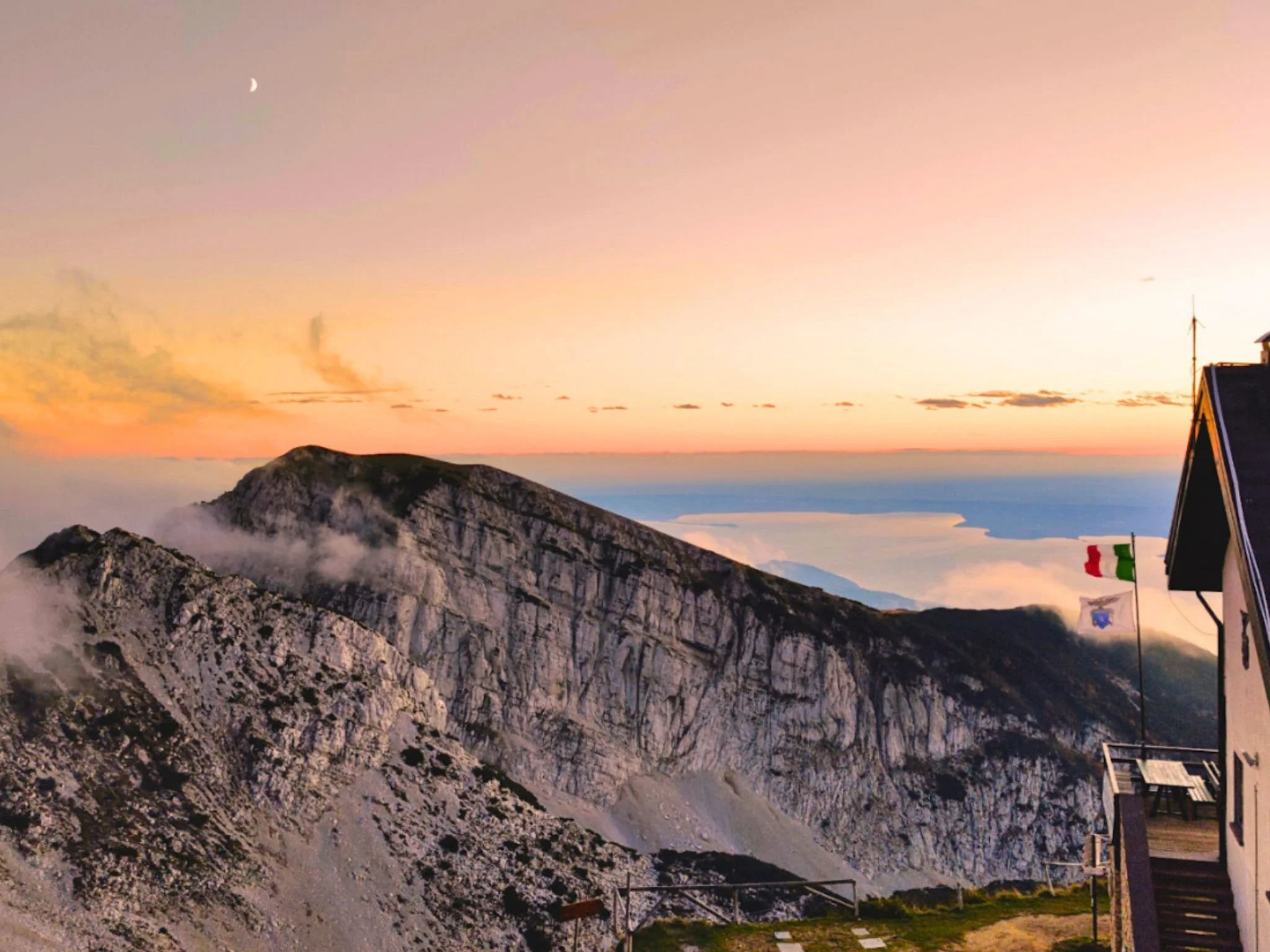 Vista dal rifugio sul Lago di Garda con le cime del Monte Baldo all’orizzonte al tramonto