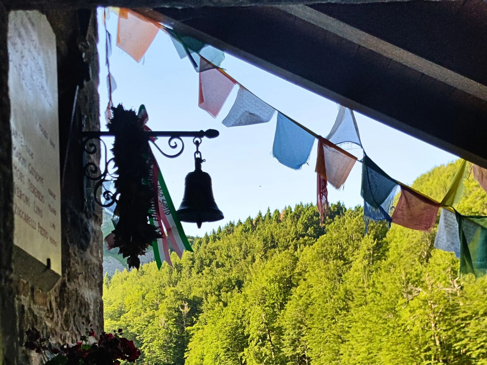Campana con bandierine tibetane lungo un sentiero del Parco dei 100 Laghi, nell’Appennino Parmense